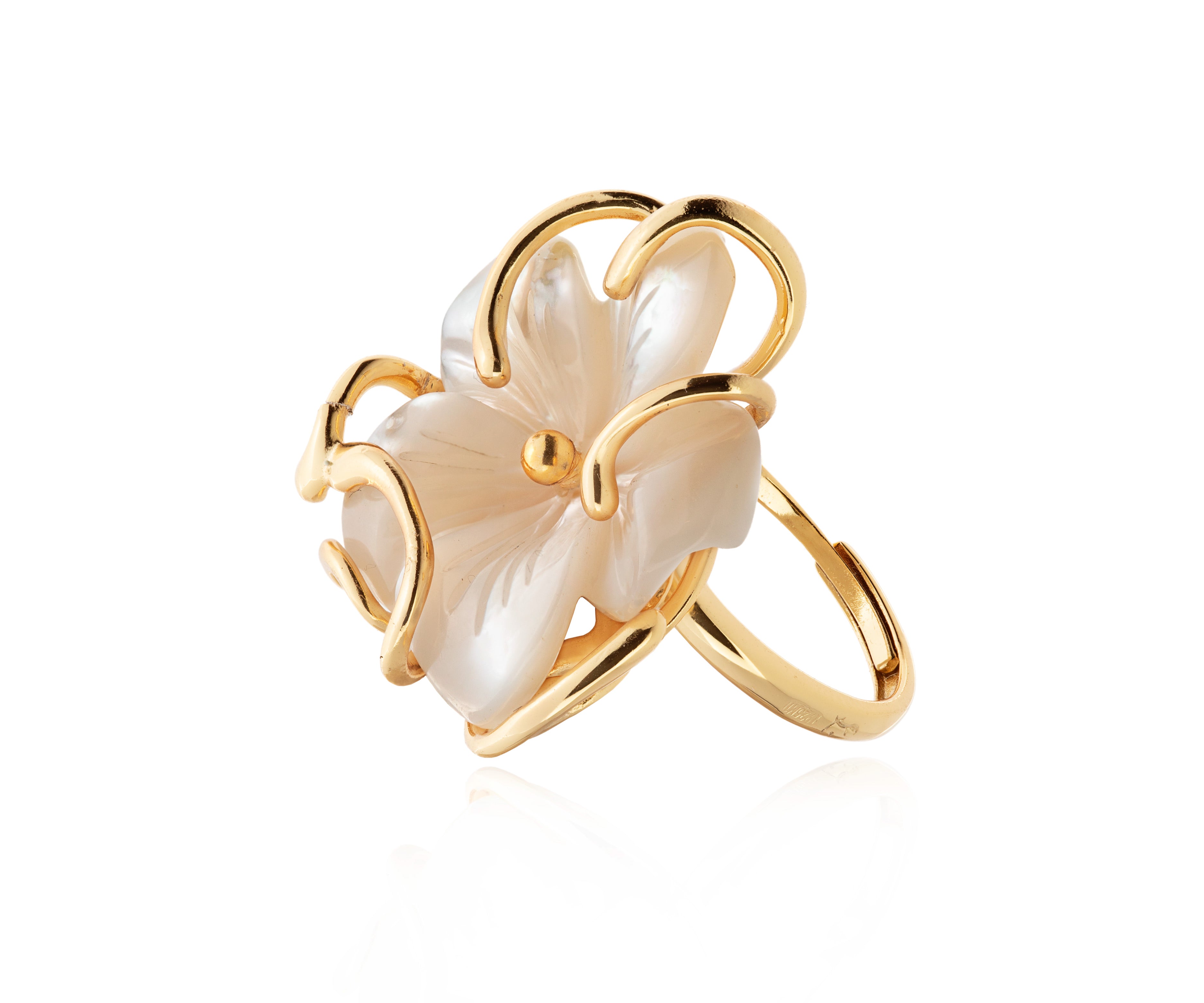 Anillo con flor de nácar y montura dorada.