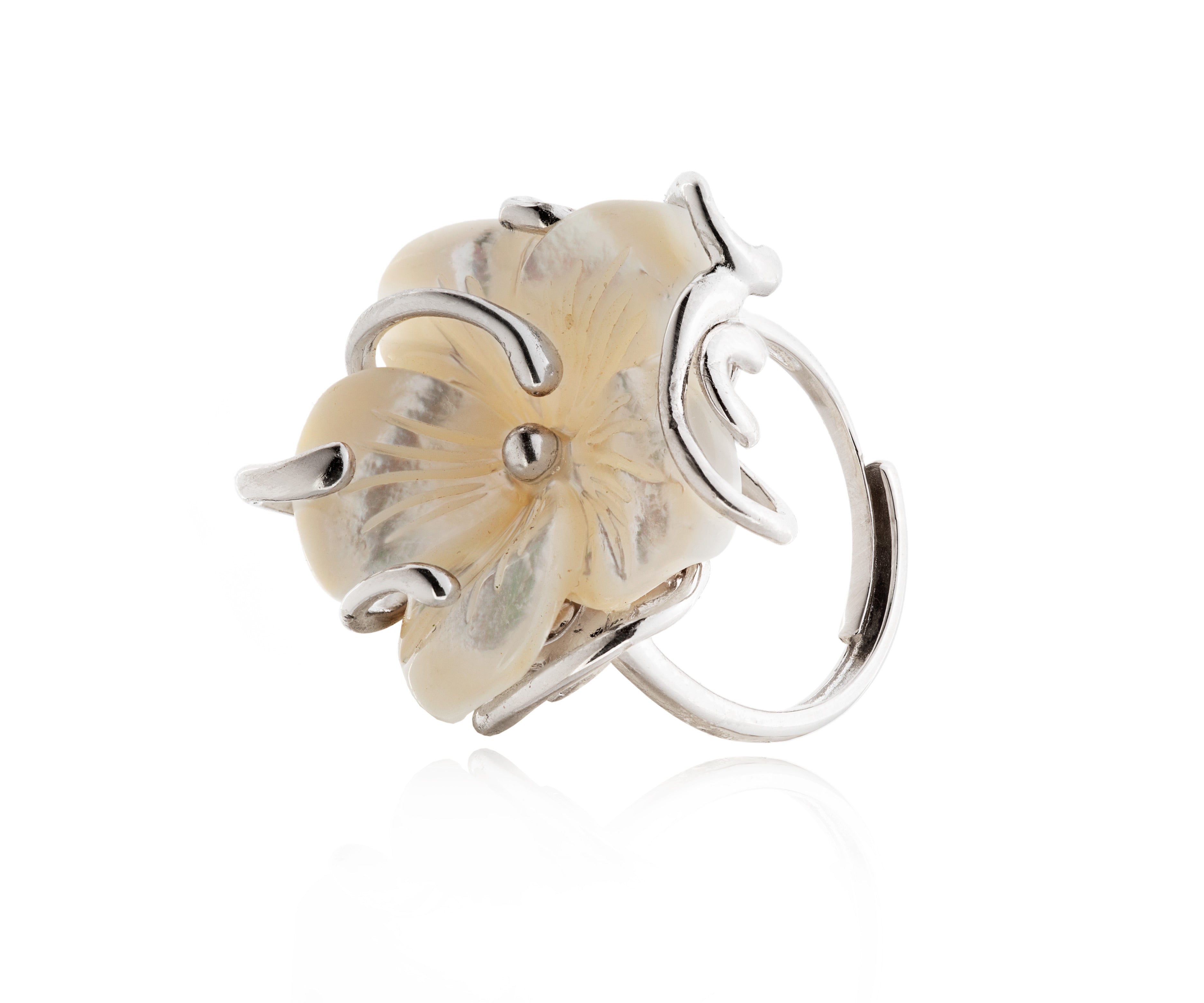Anillo con flor de nácar y montura plateada.