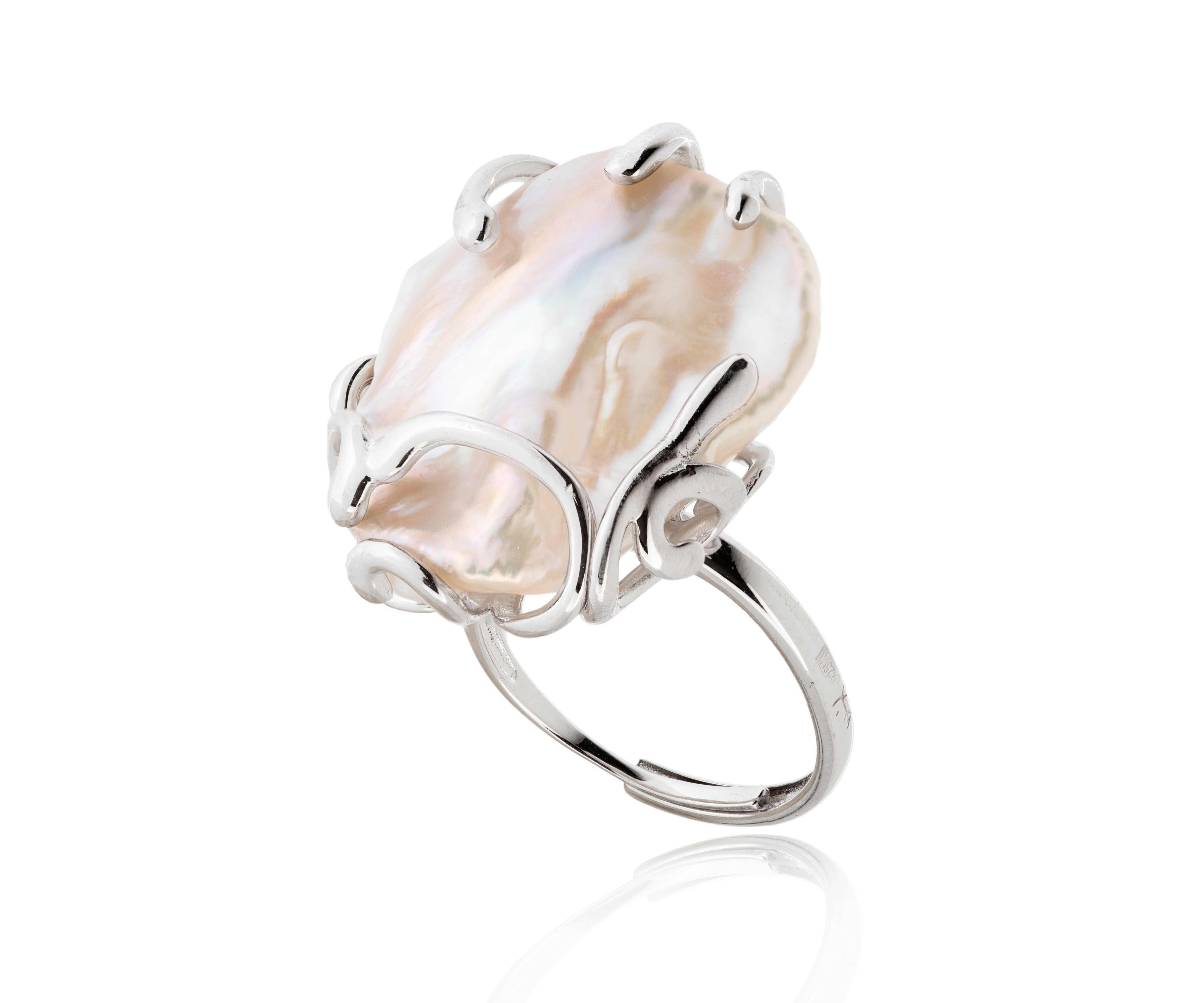Anillo plateado con perla barroca.