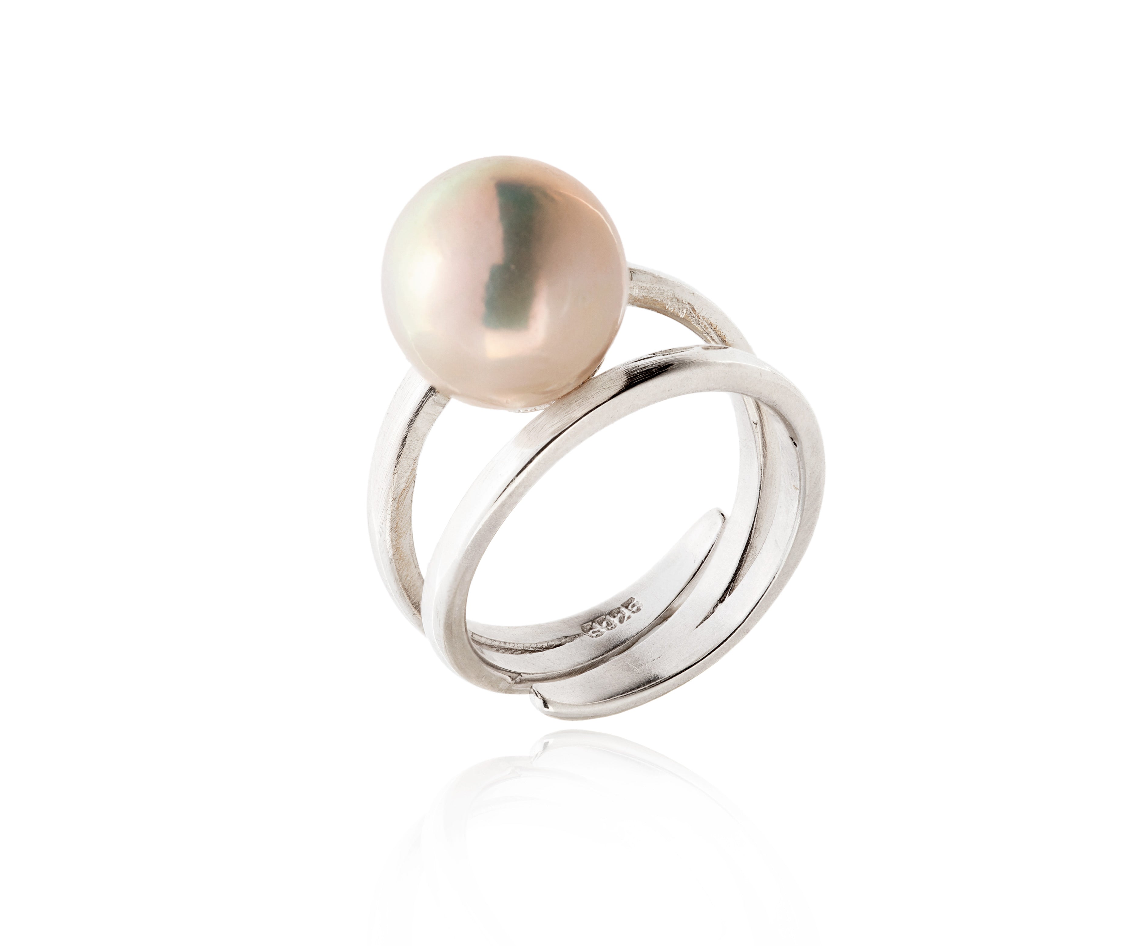 Anillo plateado con perla elevada sobre aro doble.