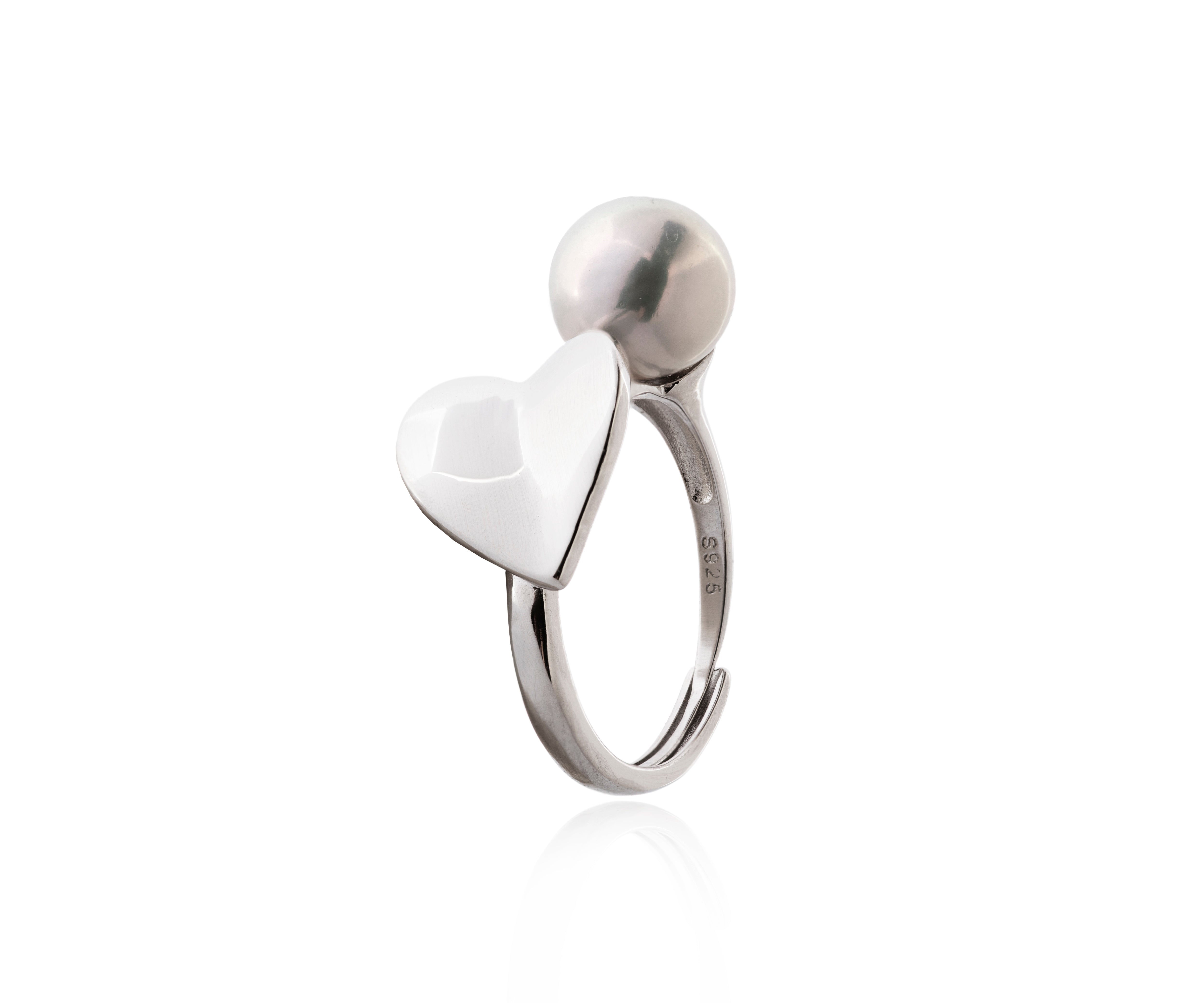 Anillo plateado con corazón y perla cultivada.