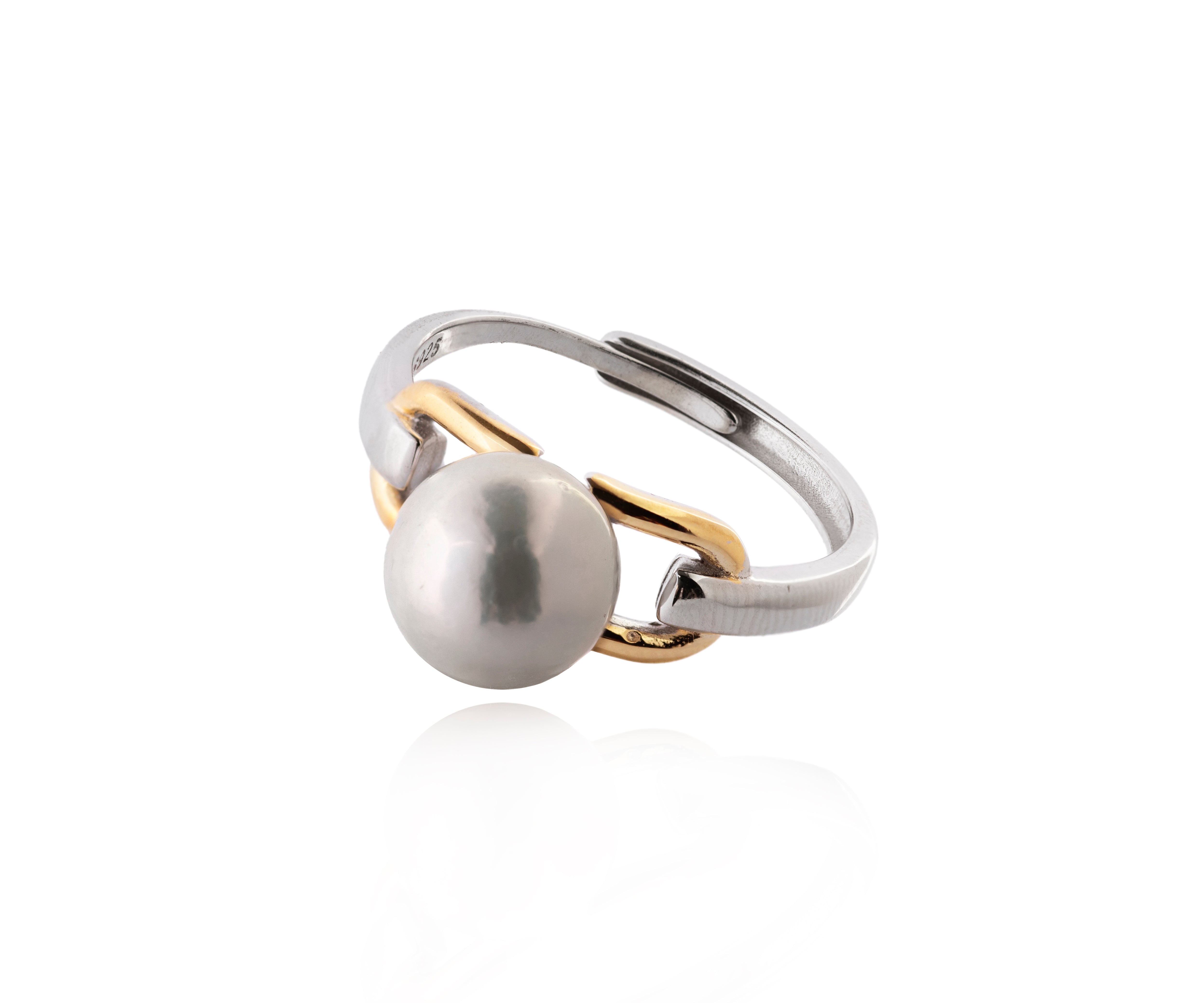 Anillo plateado con eslabón curvado y perla cultivada.