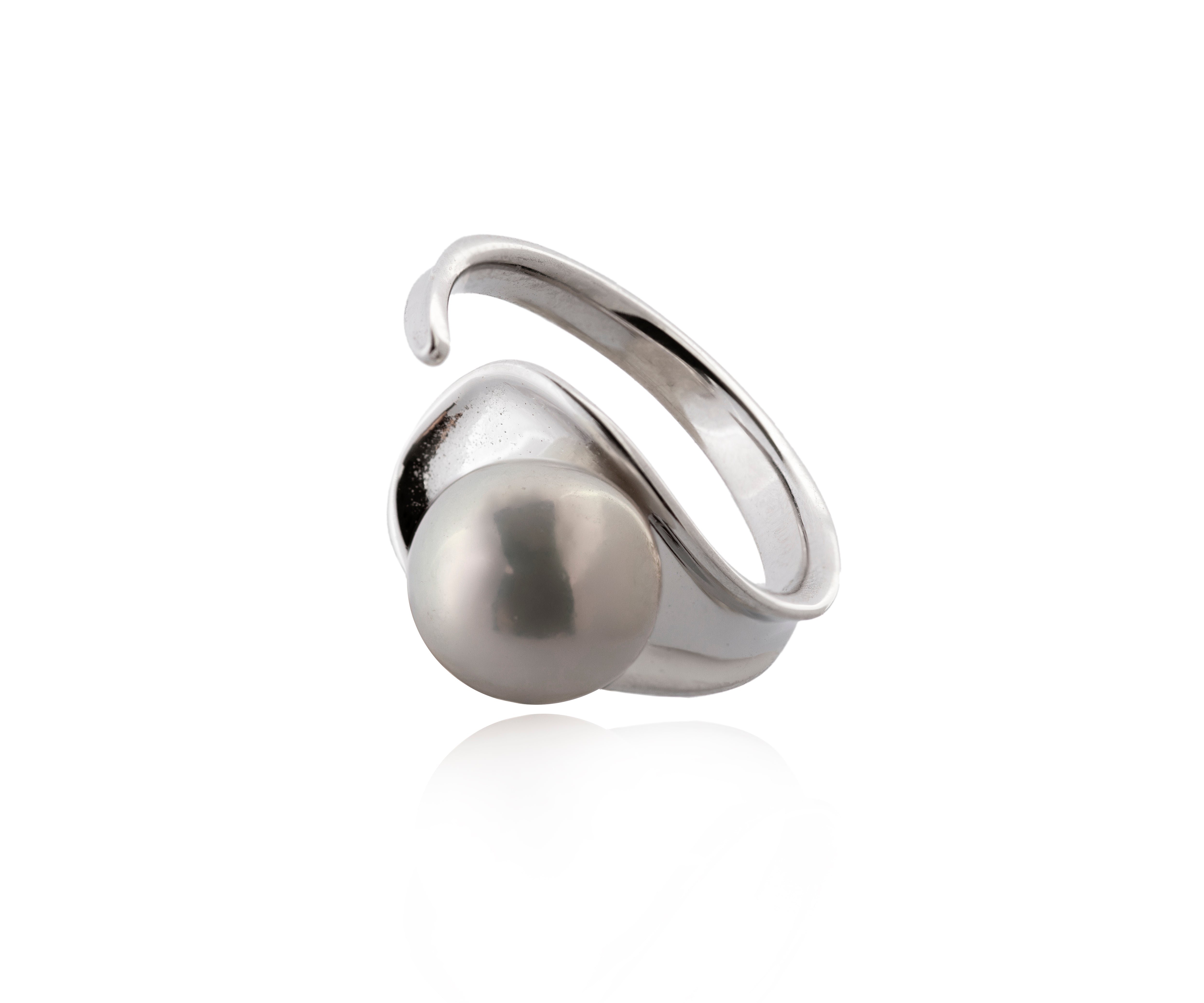 Anillo plateado tipo bypass con perla cultivada.
