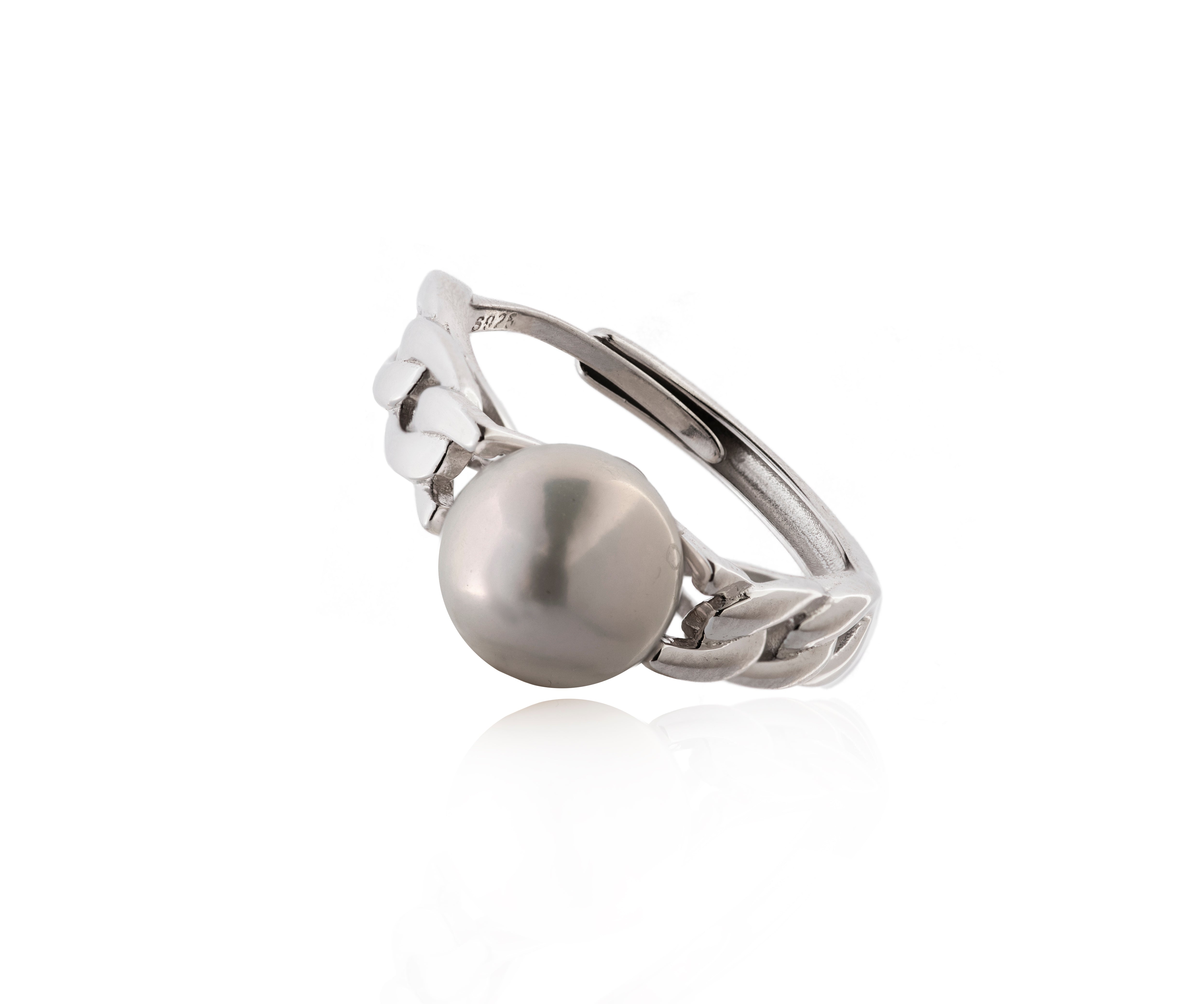 Anillo plateado de cadena gruesa con perla cultivada.