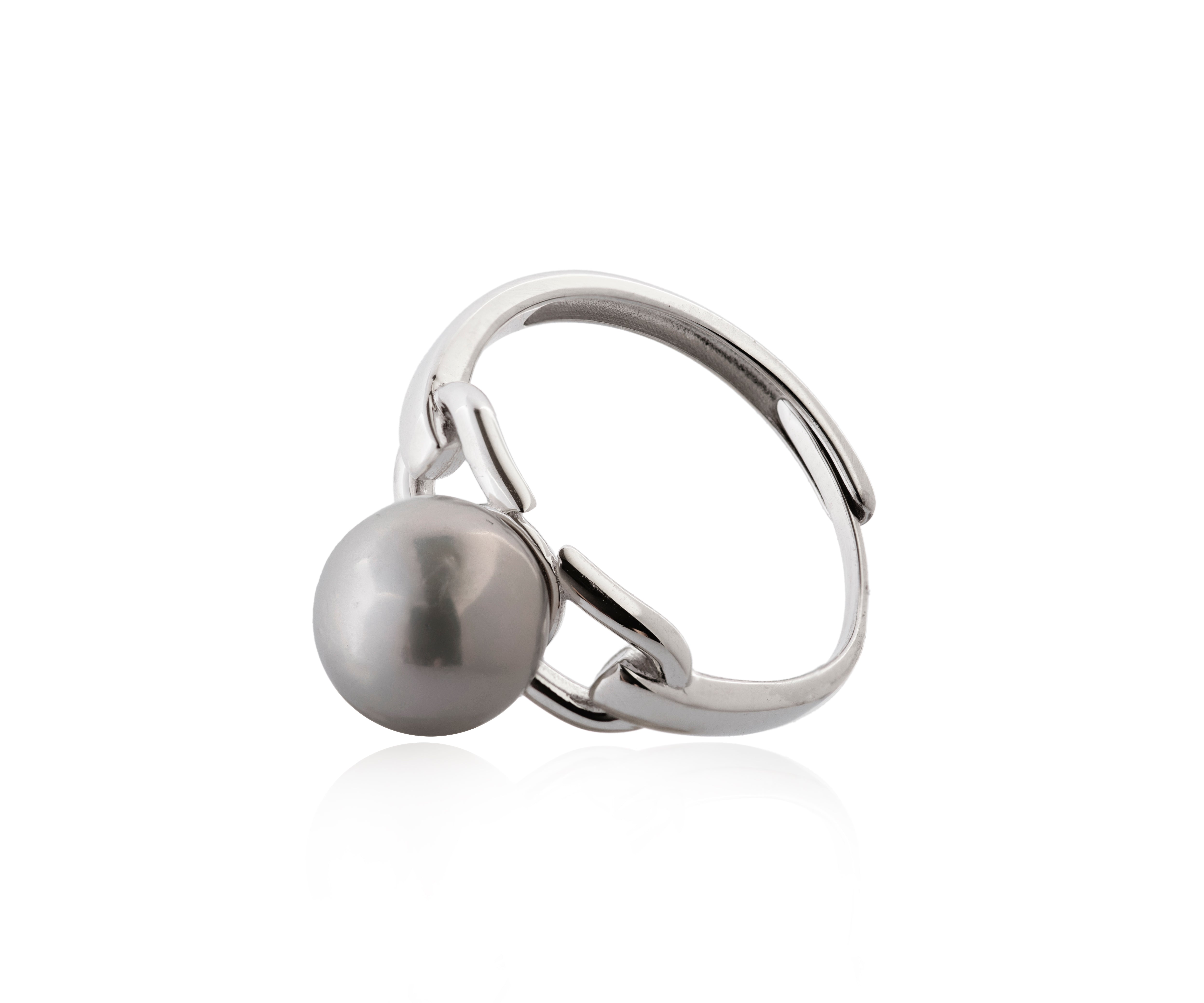 Anillo plateado con eslabón curvado y perla cultivada.