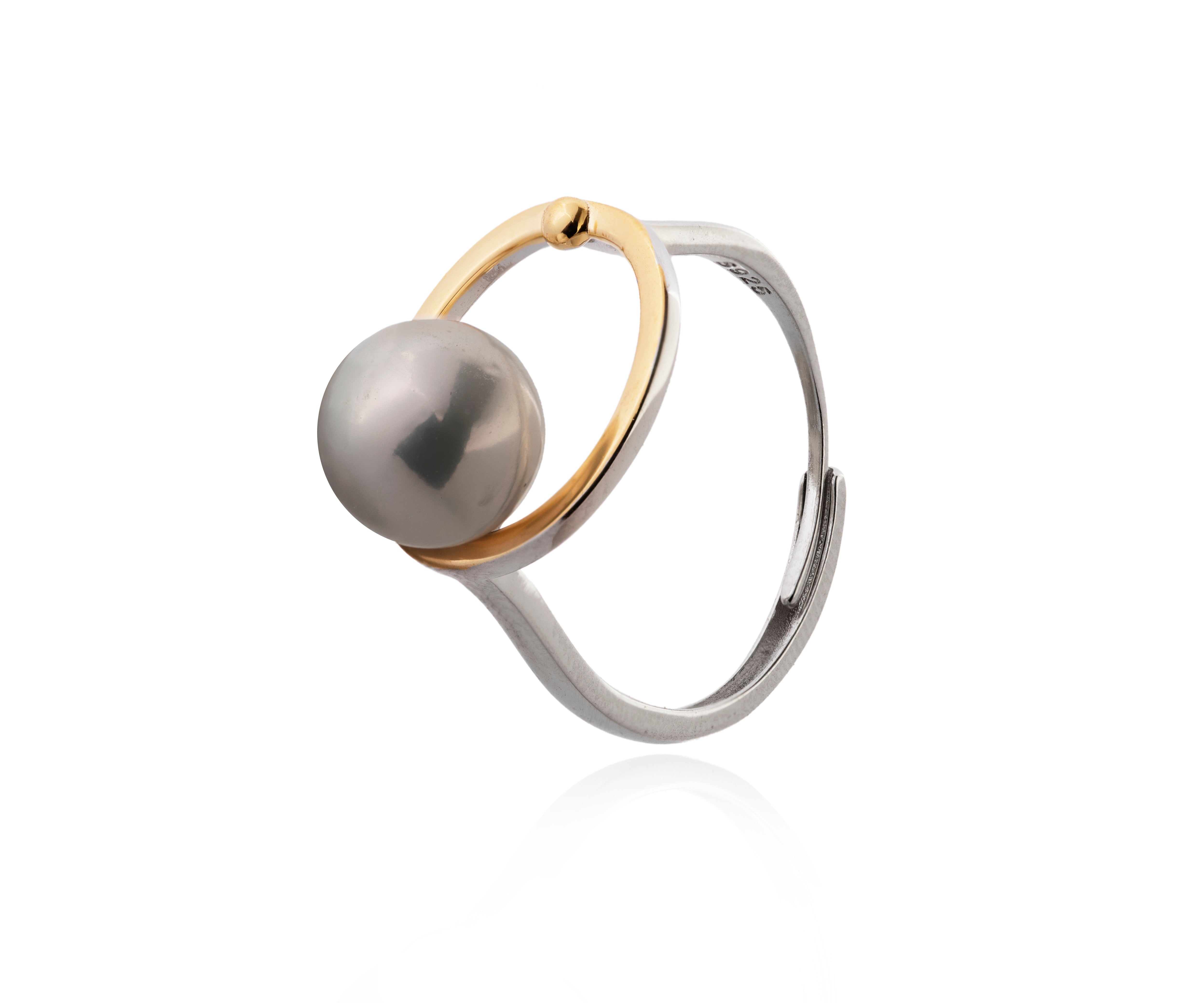 Anillo bicolor con círculo interior y perla cultivada.