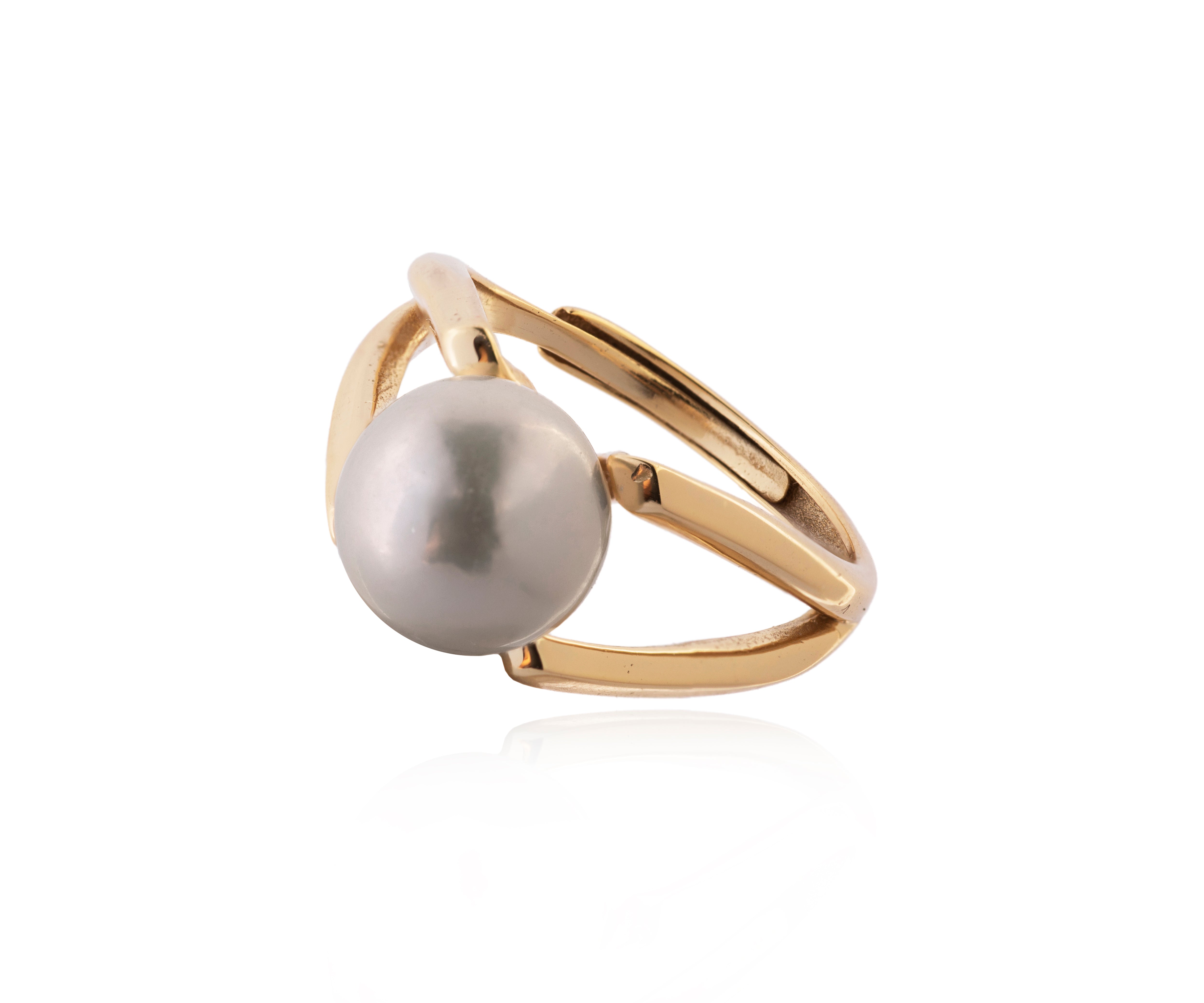 Anillo dorado de banda dividida con perla cultivada.