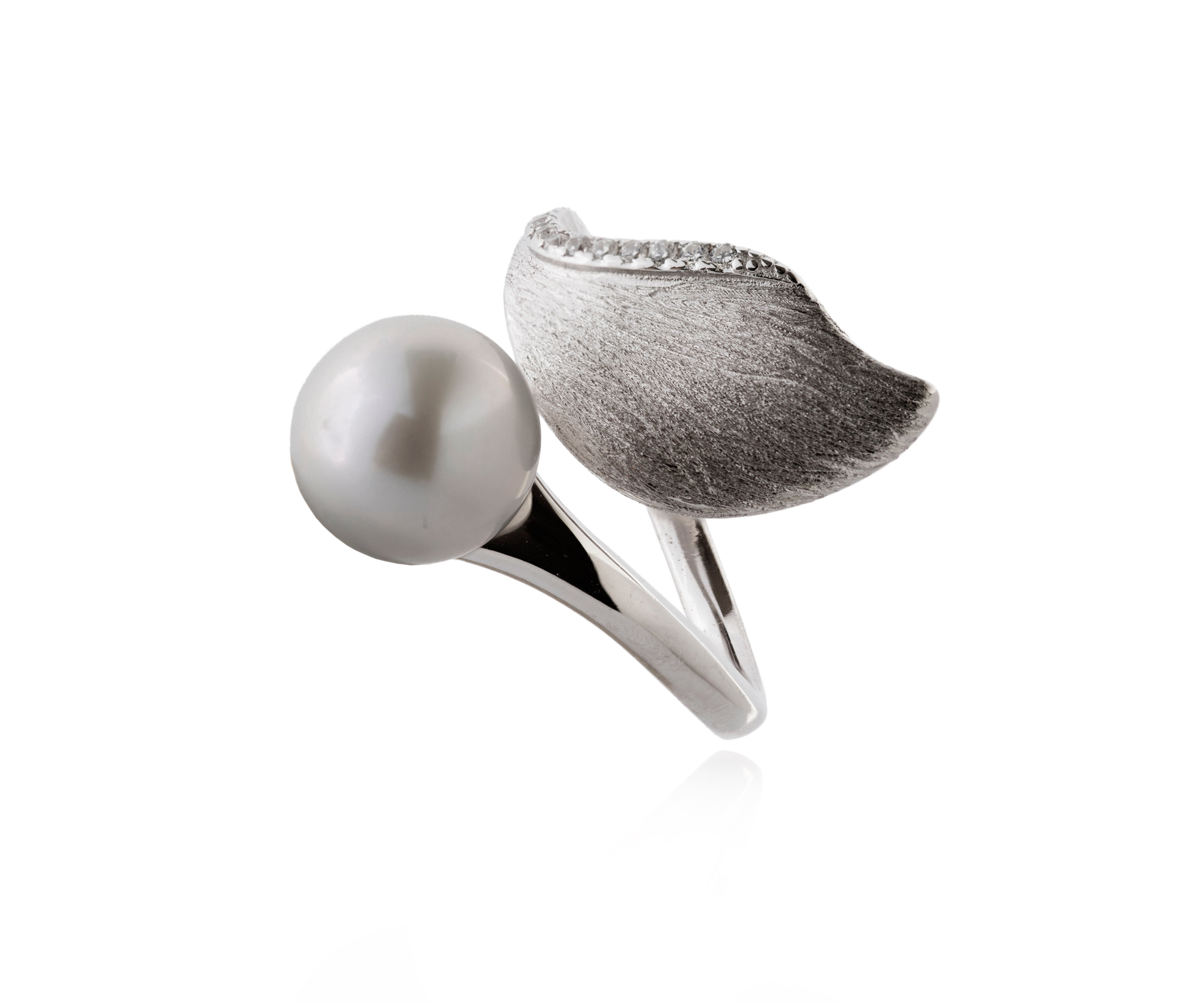 Anillo plateado con hoja texturizada, circonitas y perla cultivada.