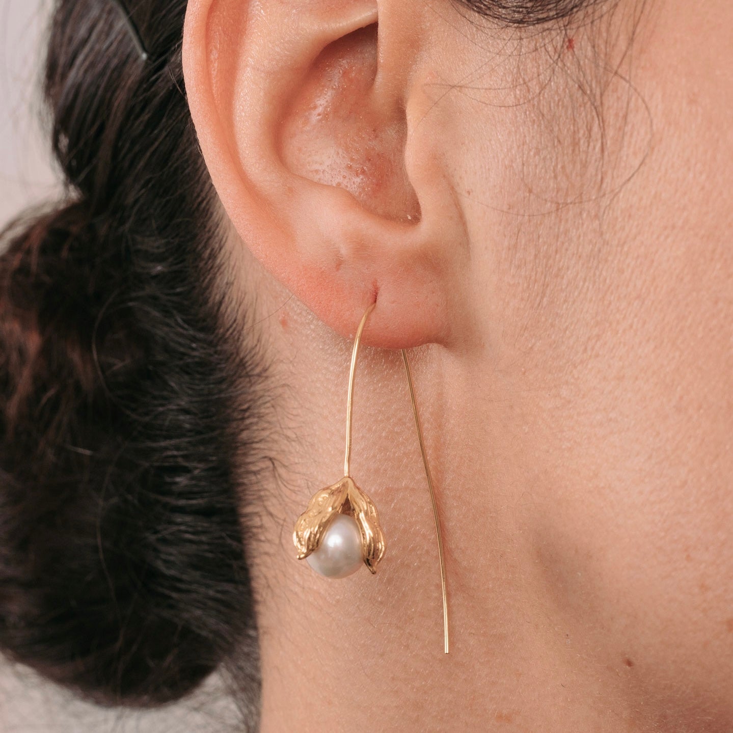 Pendientes largos dorados con perlas cultivadas