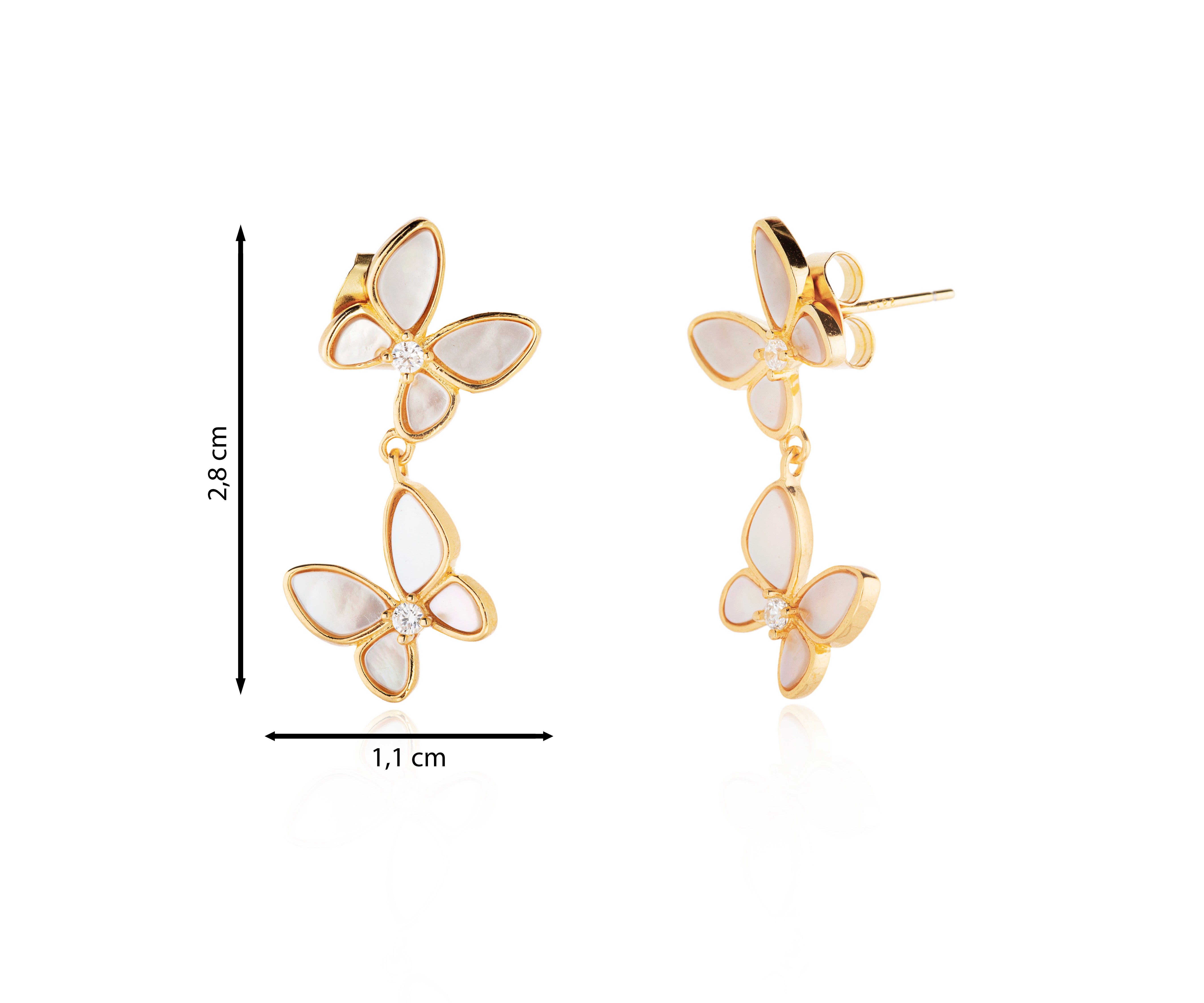 Pendiente de nácar con doble mariposa y acabado dorado.