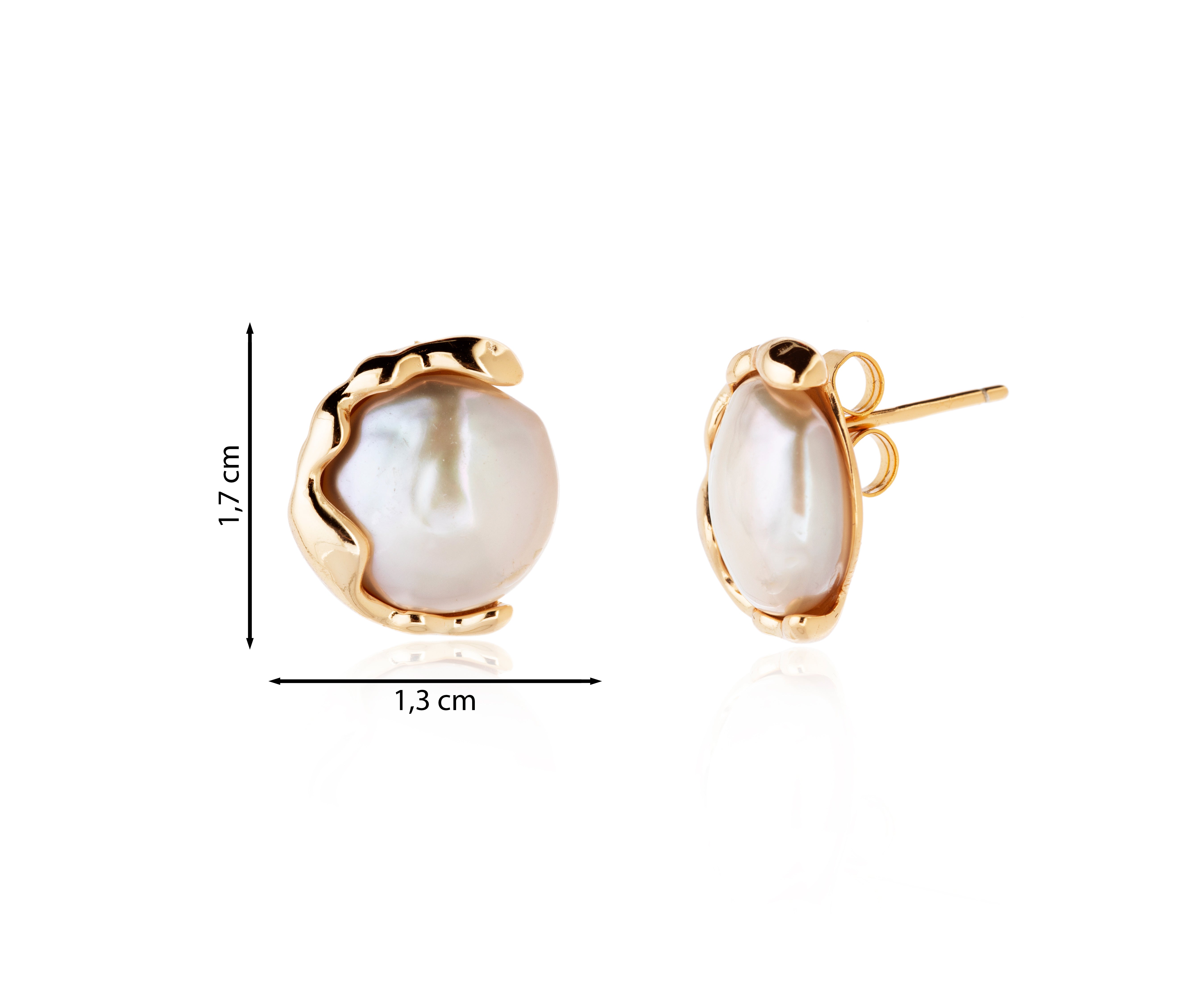 Pendiente de perla cultivada enmarcada en dorado.