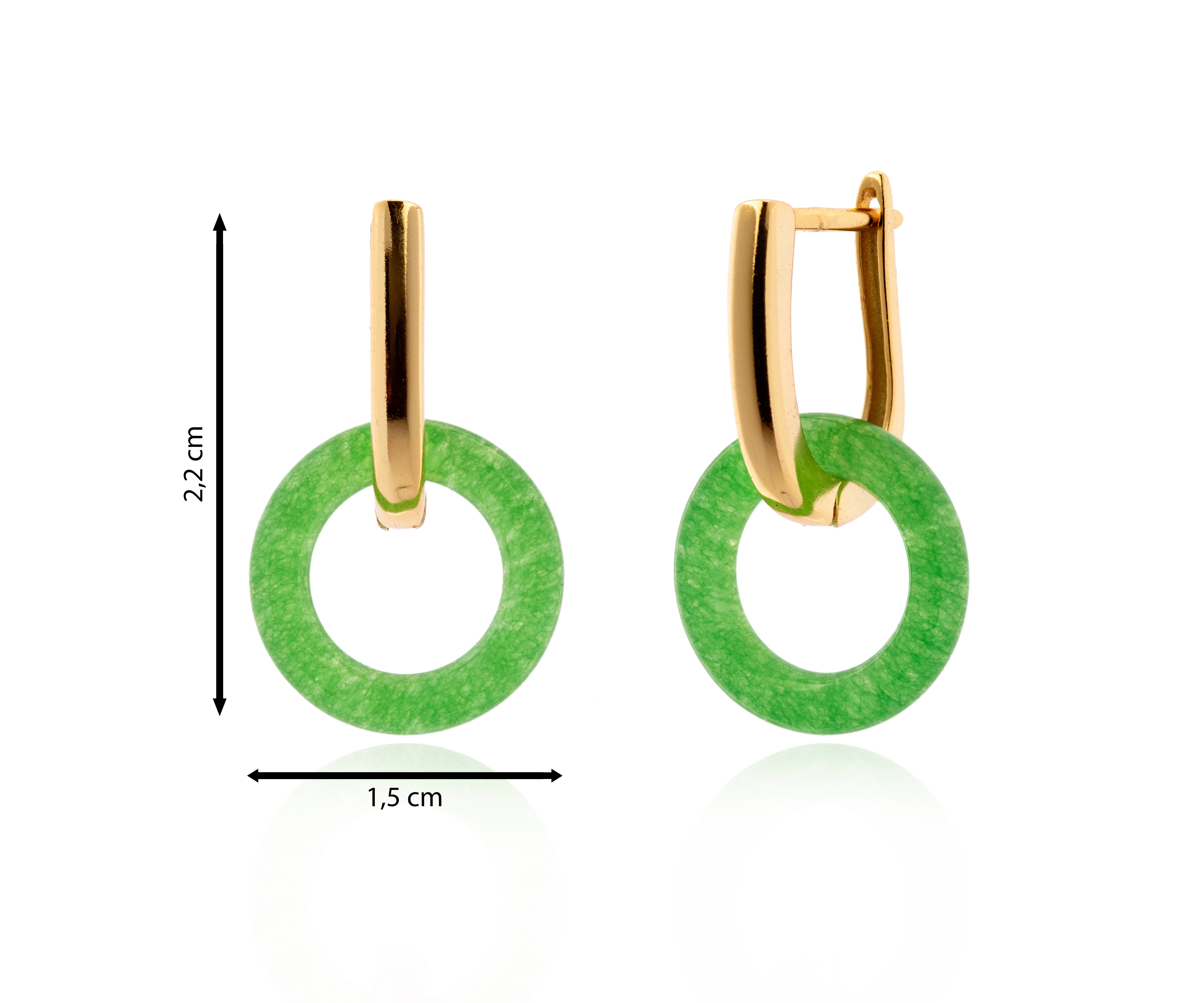 Pendiente de jade verde con aro dorado.