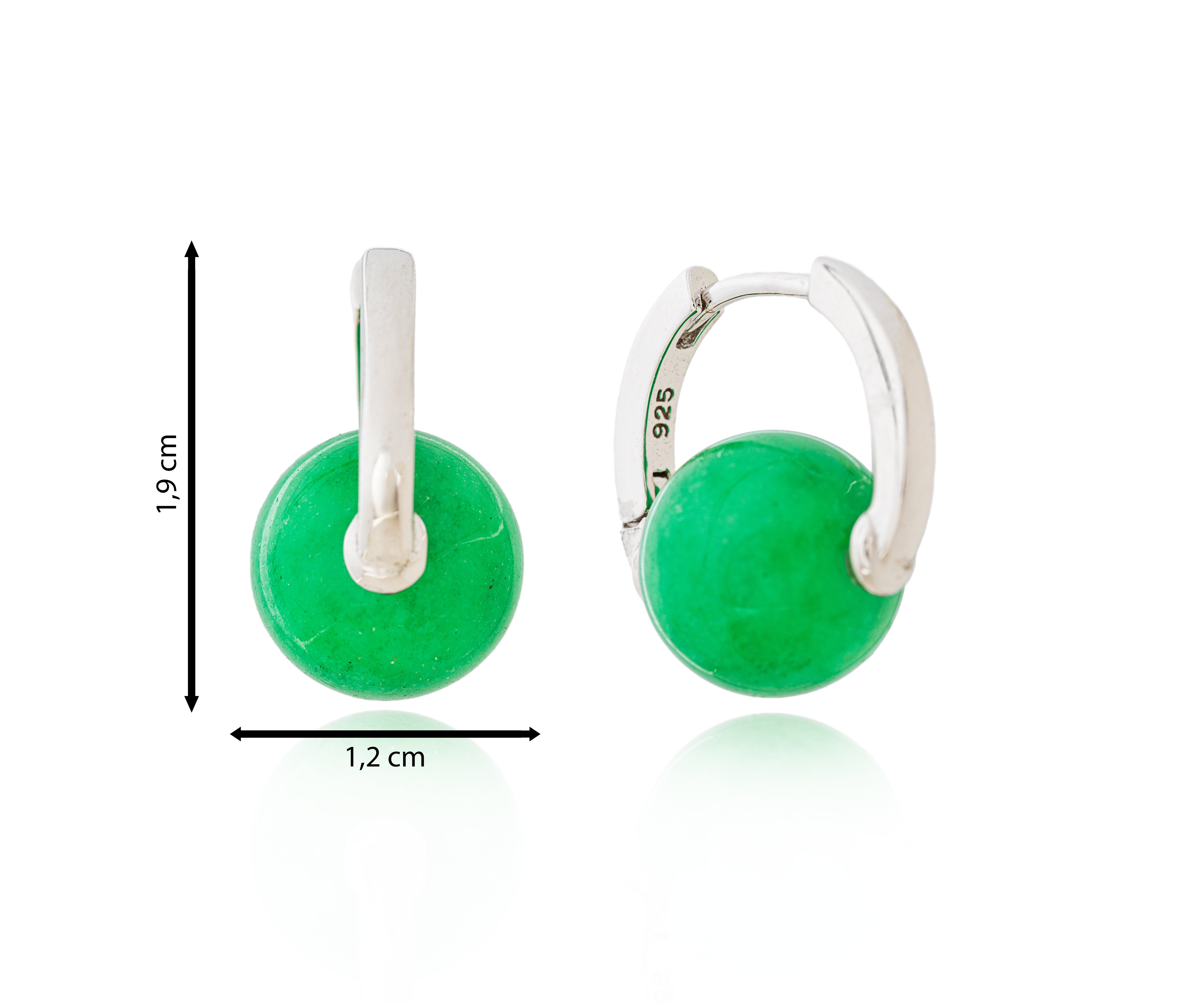 Pendiente con esfera de jade verde sobre aro plateado.