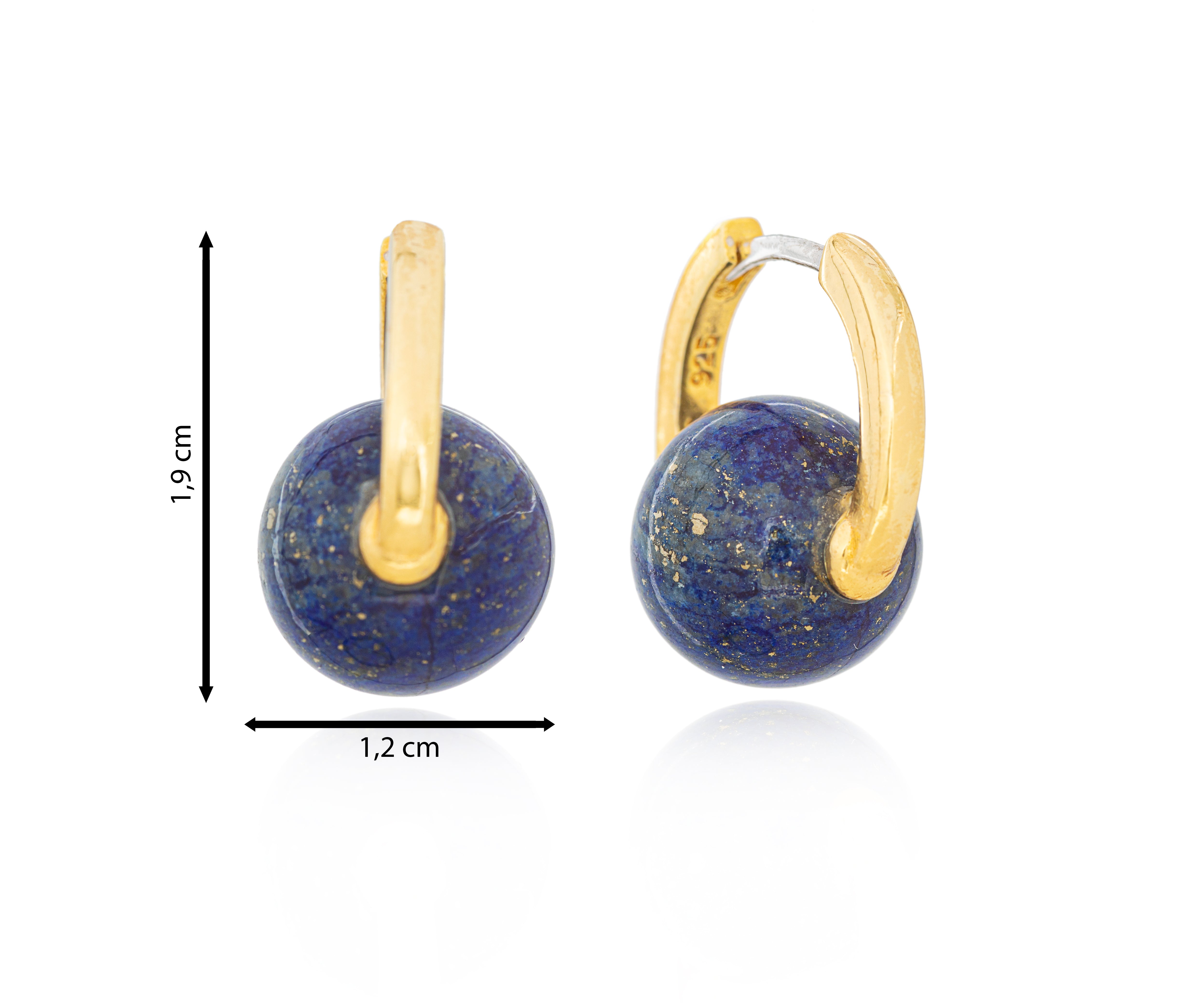Pendiente con esfera de lapislázuli sobre aro dorado.