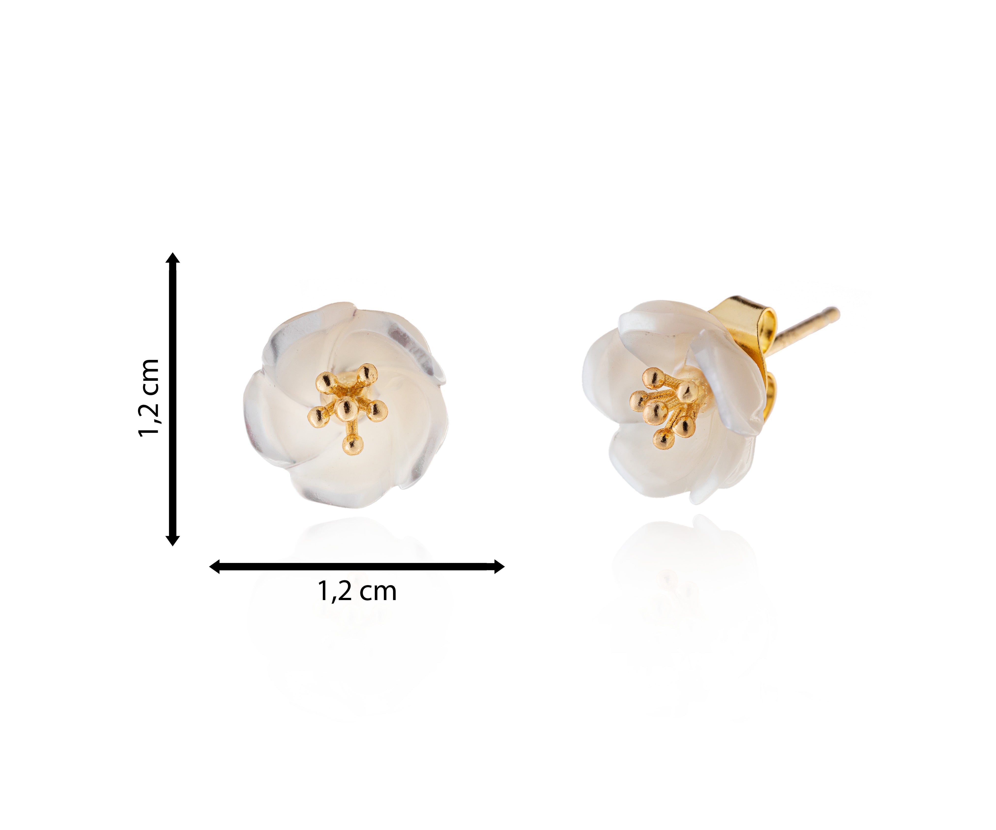 Pendiente de flor de nácar con acabado dorado.