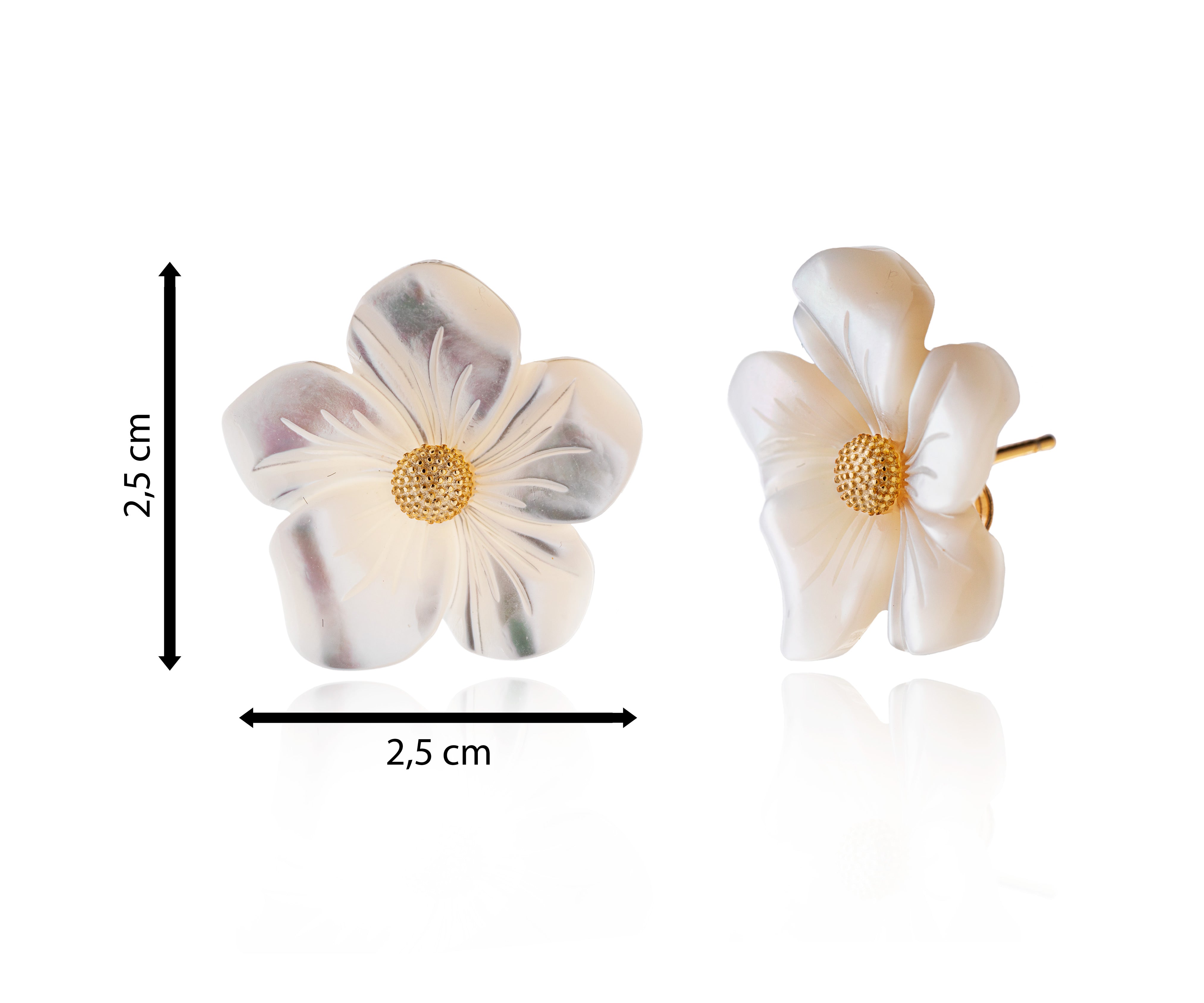 Pendiente de flor tallada en nácar con centro dorado.