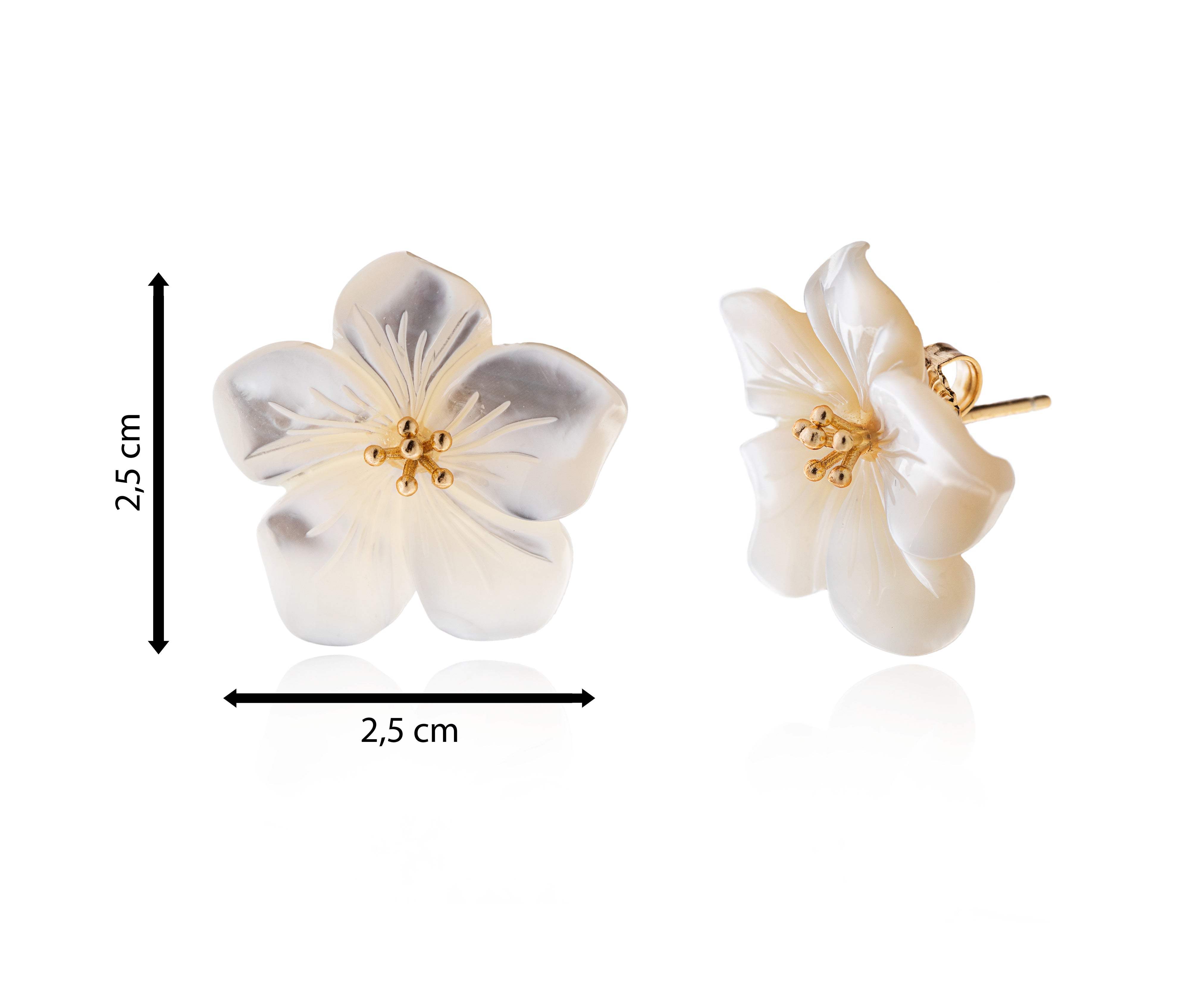Pendiente de flor tallada en nácar con estambre dorado.