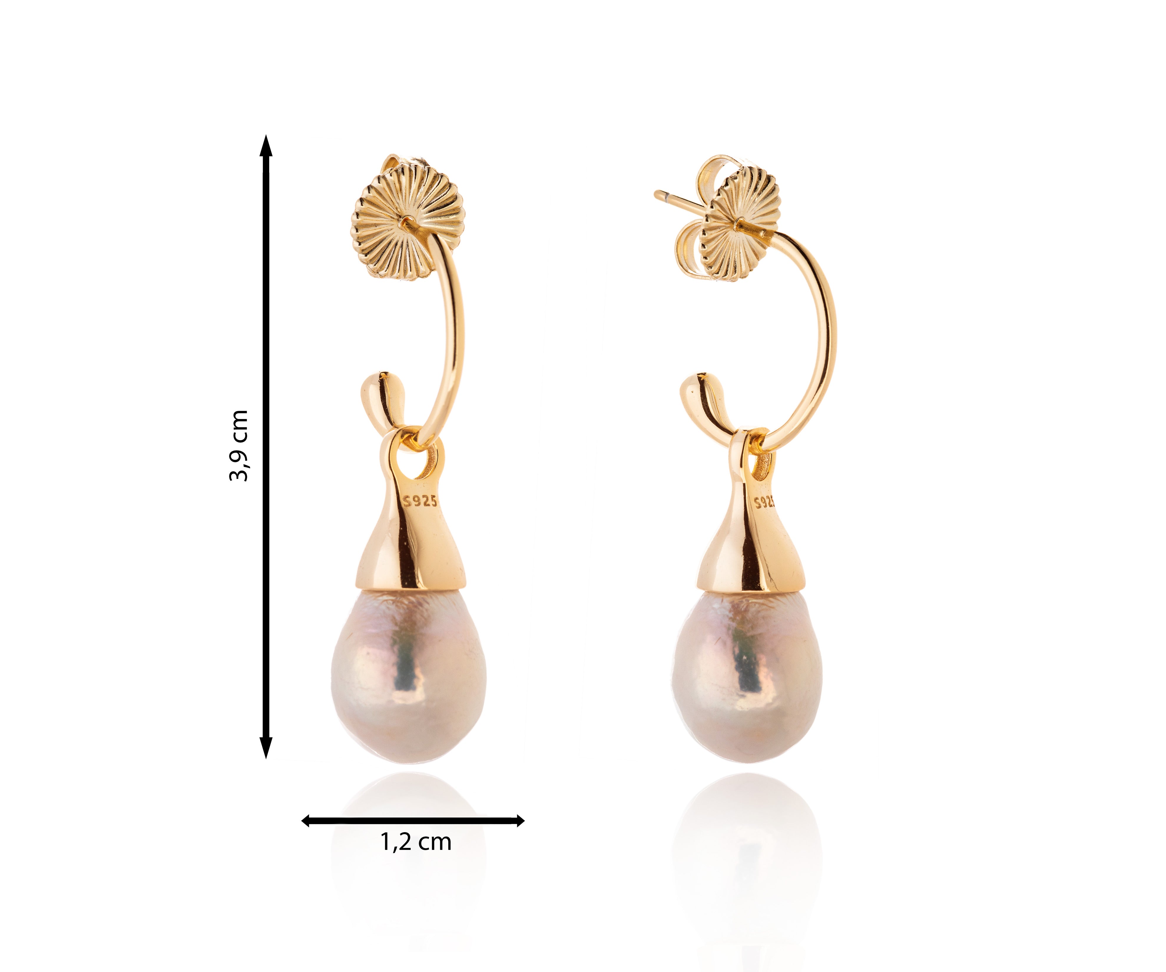 Pendiente de perla en forma de gota con acabado dorado.