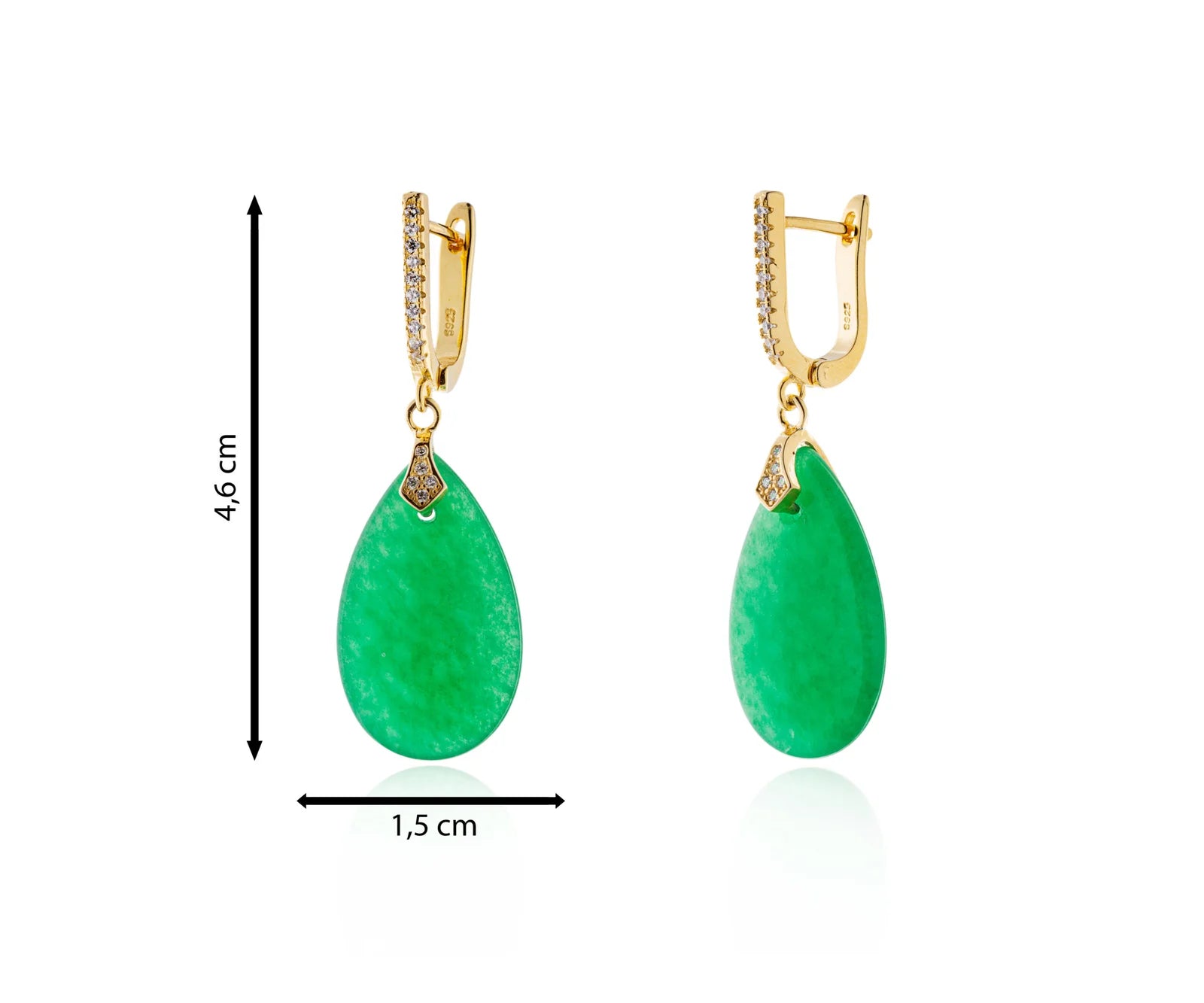 Pendiente de jade en forma de gota sobre aro dorado con circonitas.