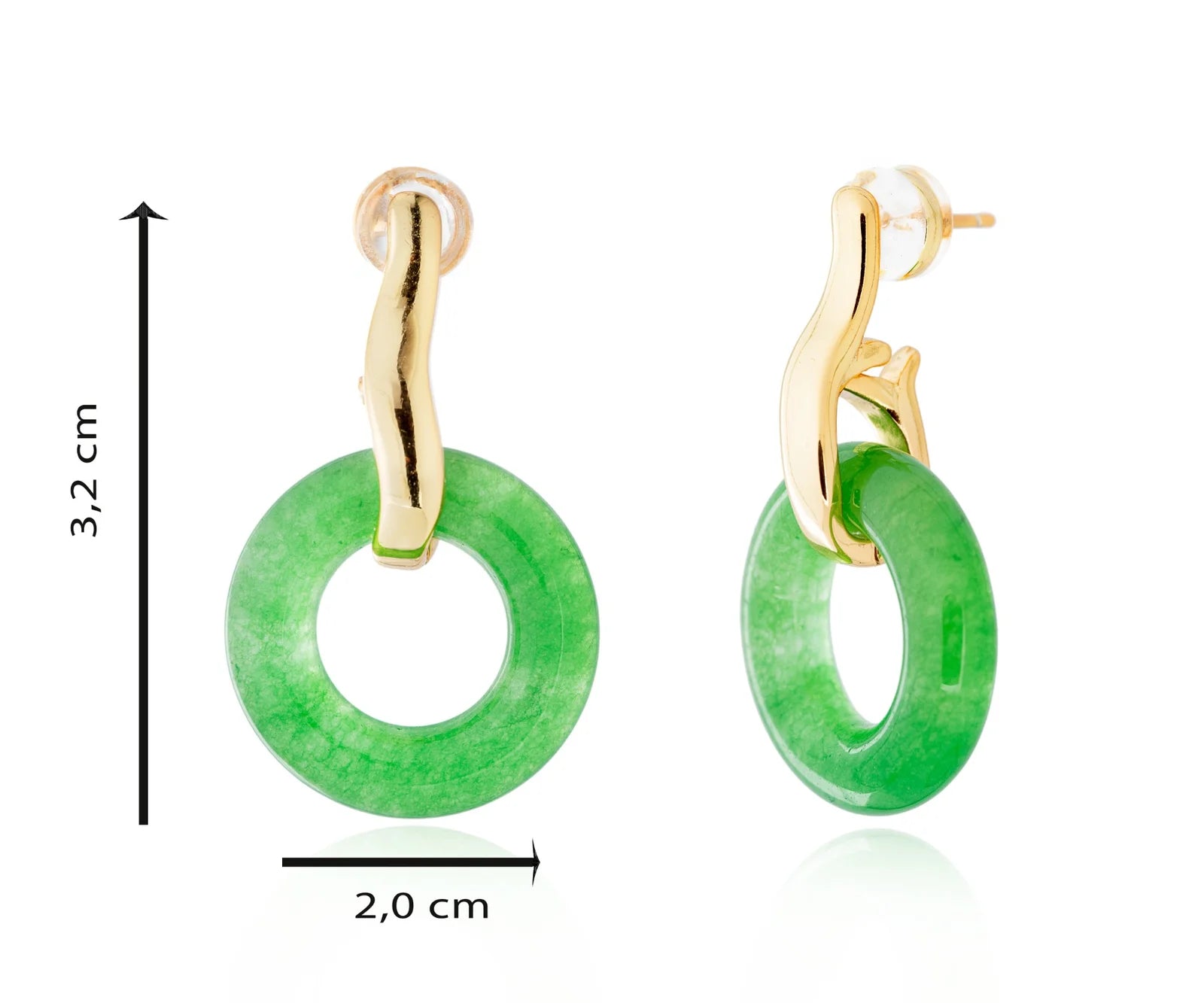 Pendiente de disco ancho de jade sobre montura dorada.