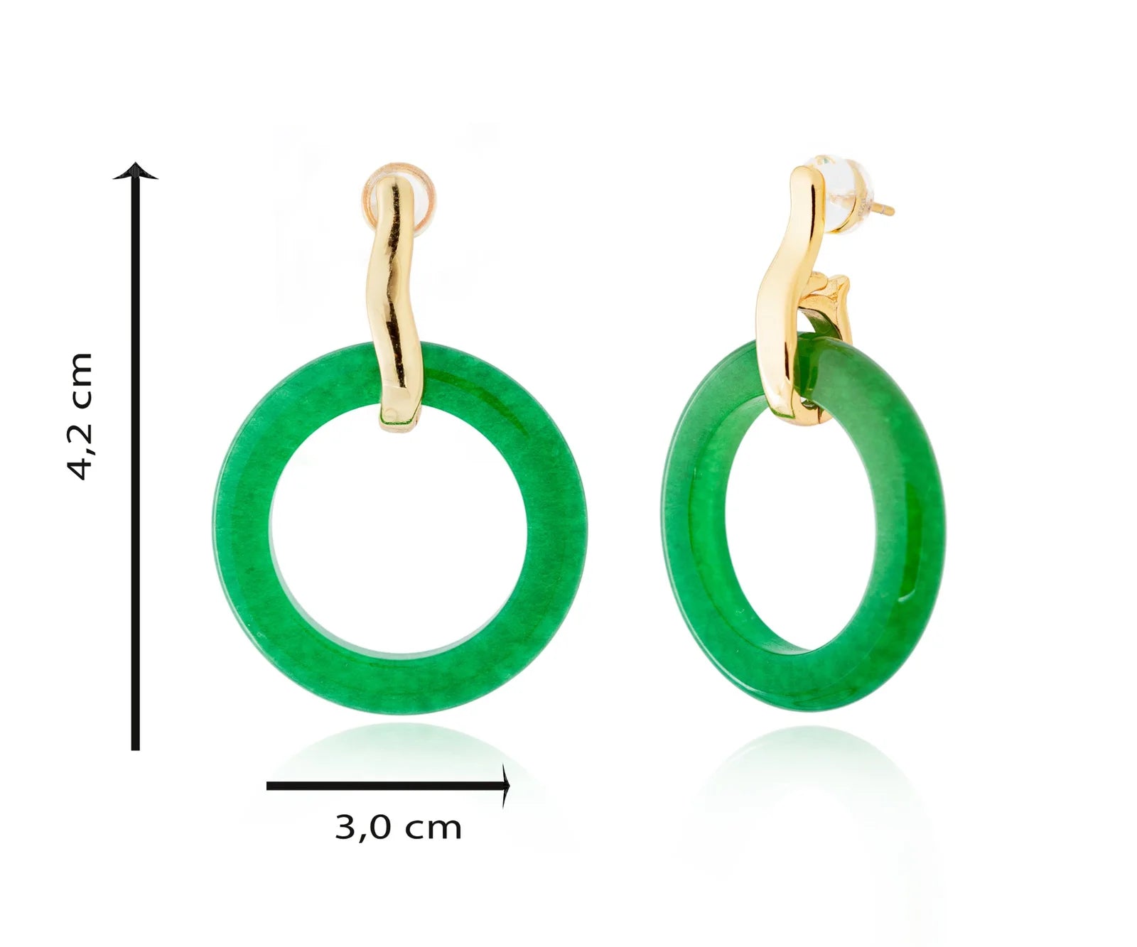 Pendiente de disco fino de jade sobre montura dorada.