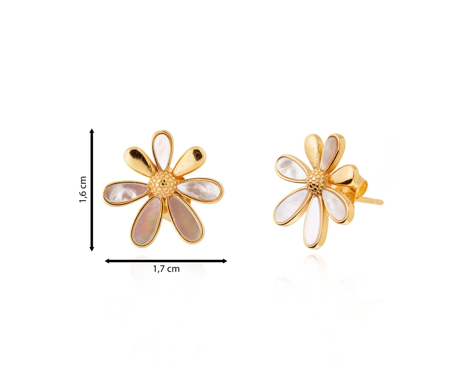 Pendiente de flor de nácar con pétalos finos en plata dorada.