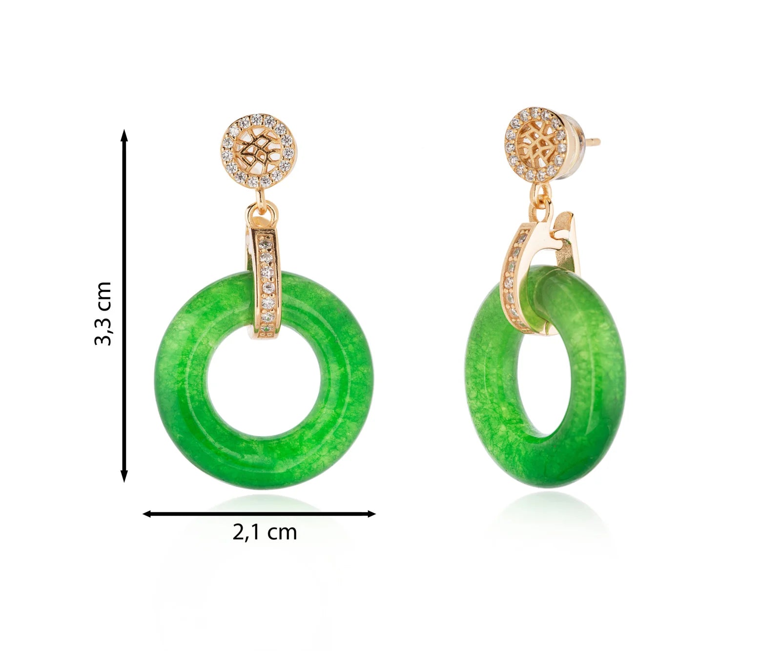 Pendiente de disco de jade con circonitas sobre montura dorada.