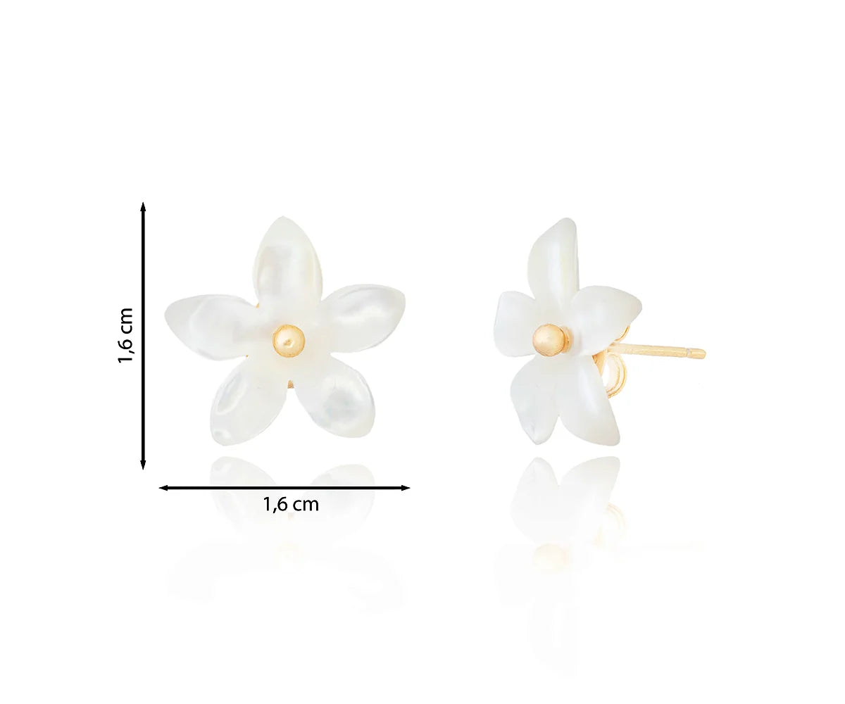 Pendiente de flor de jazmín en nácar con acabado dorado.
