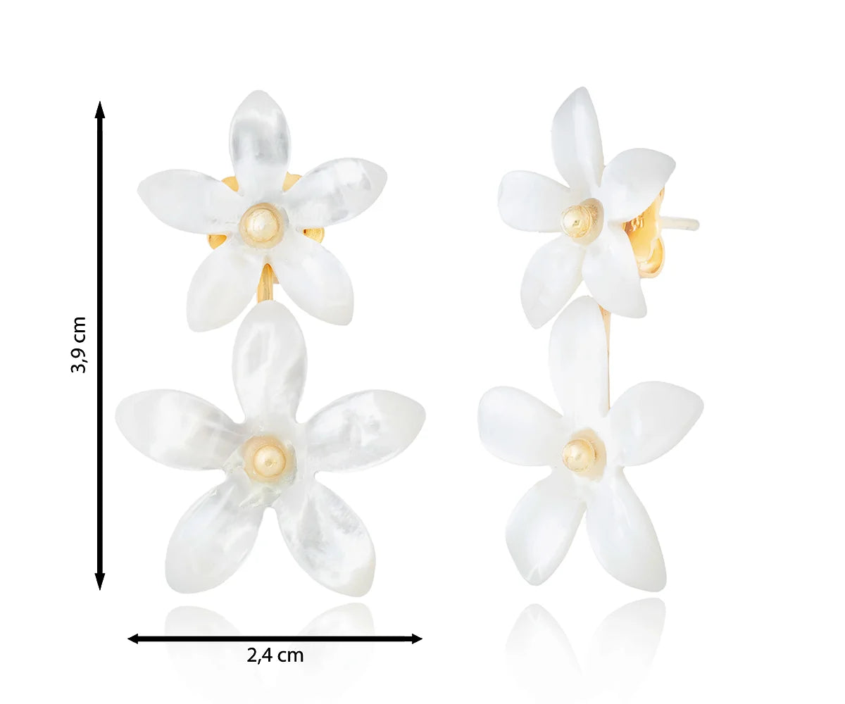 Pendiente de doble flor de jazmín en nácar.