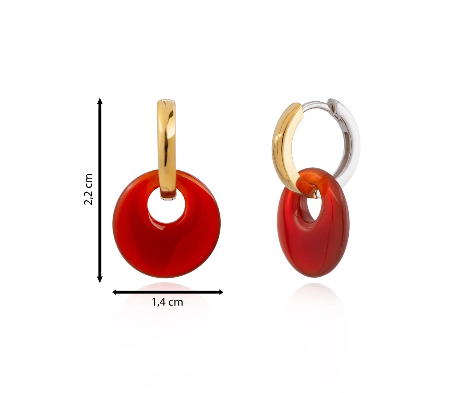 Pendiente de ágata roja sobre aro bicolor.