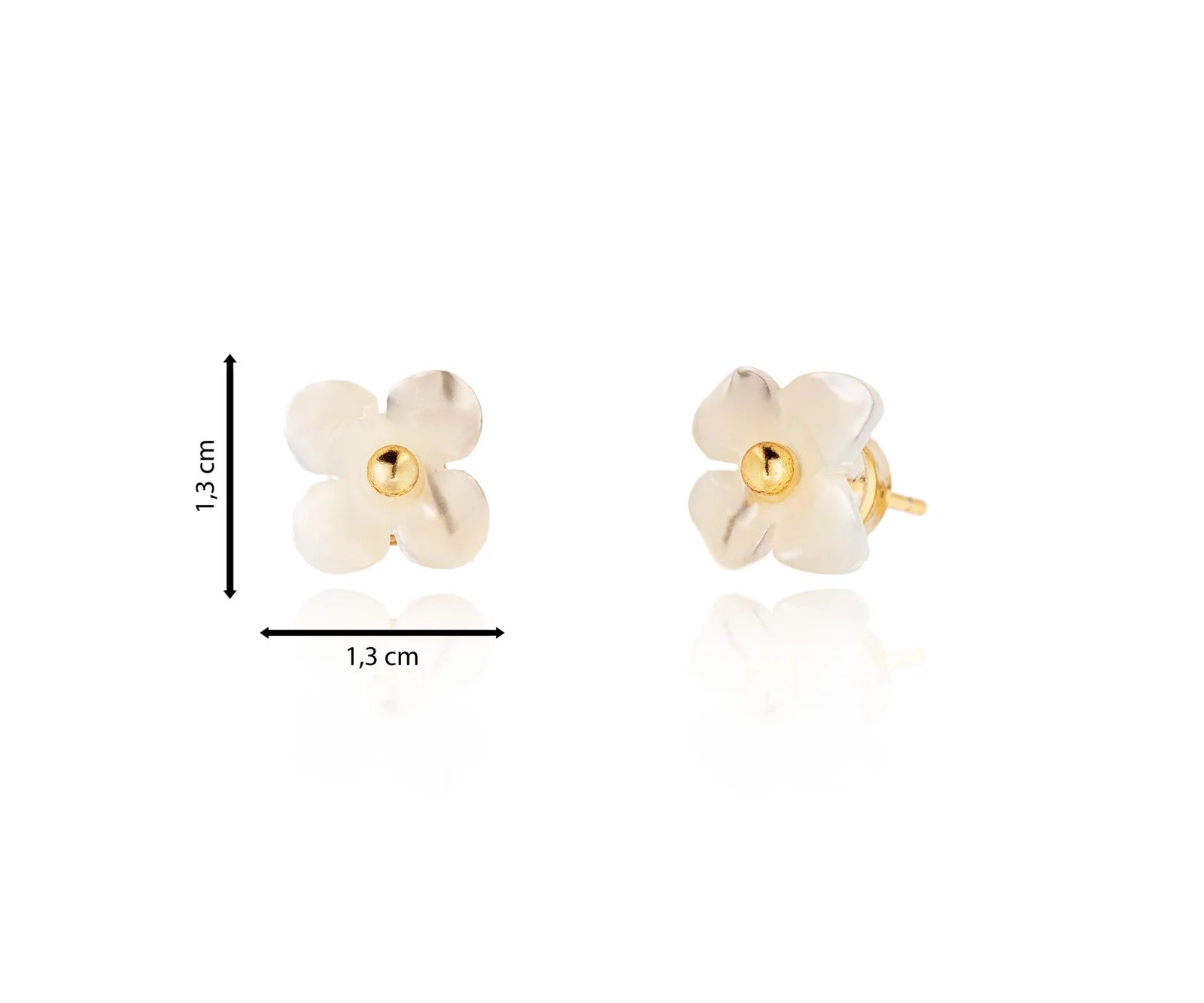 Pendiente de pequeña flor de nácar.