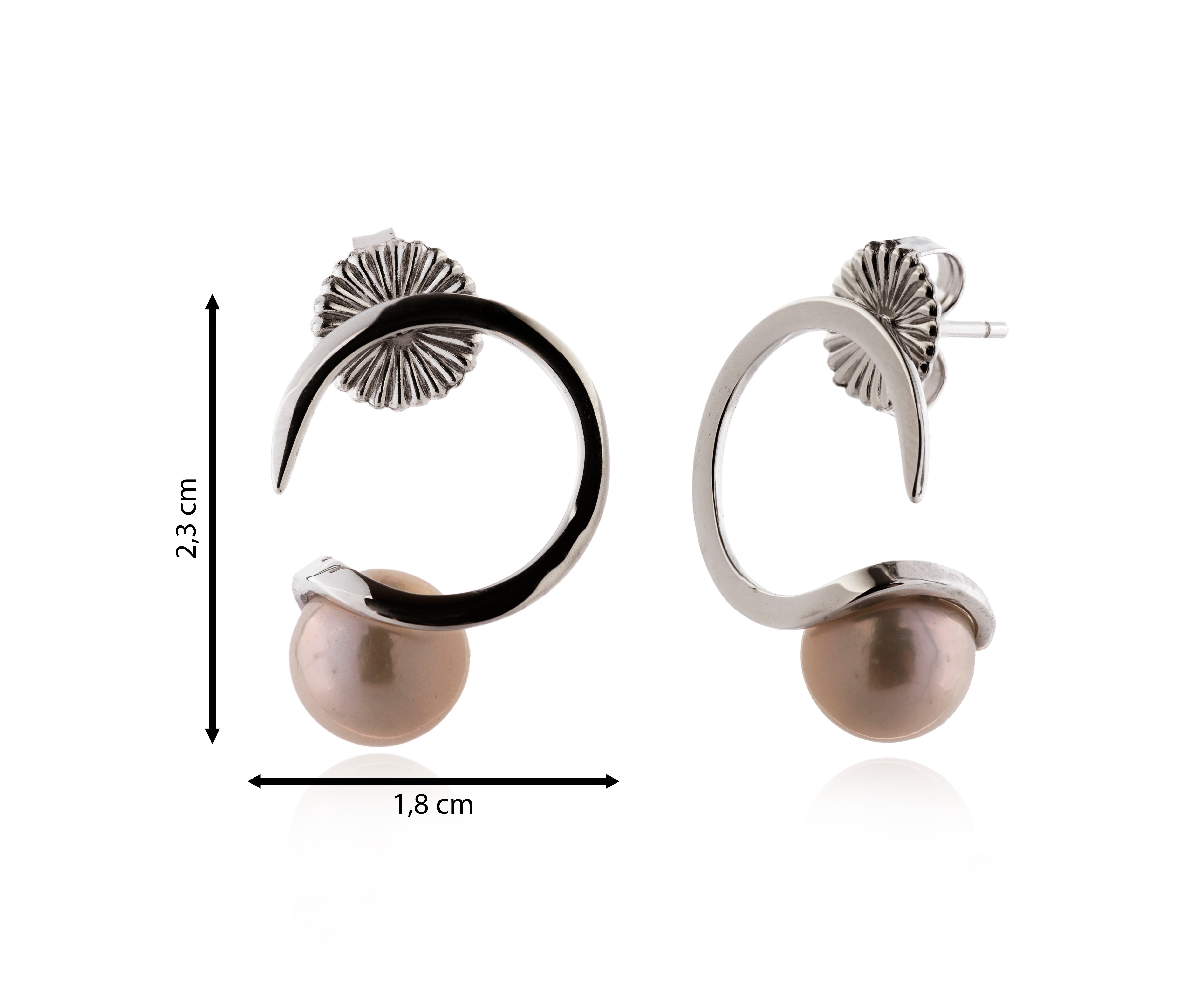 Pendiente plateado de espiral abierta con perla cultivada.