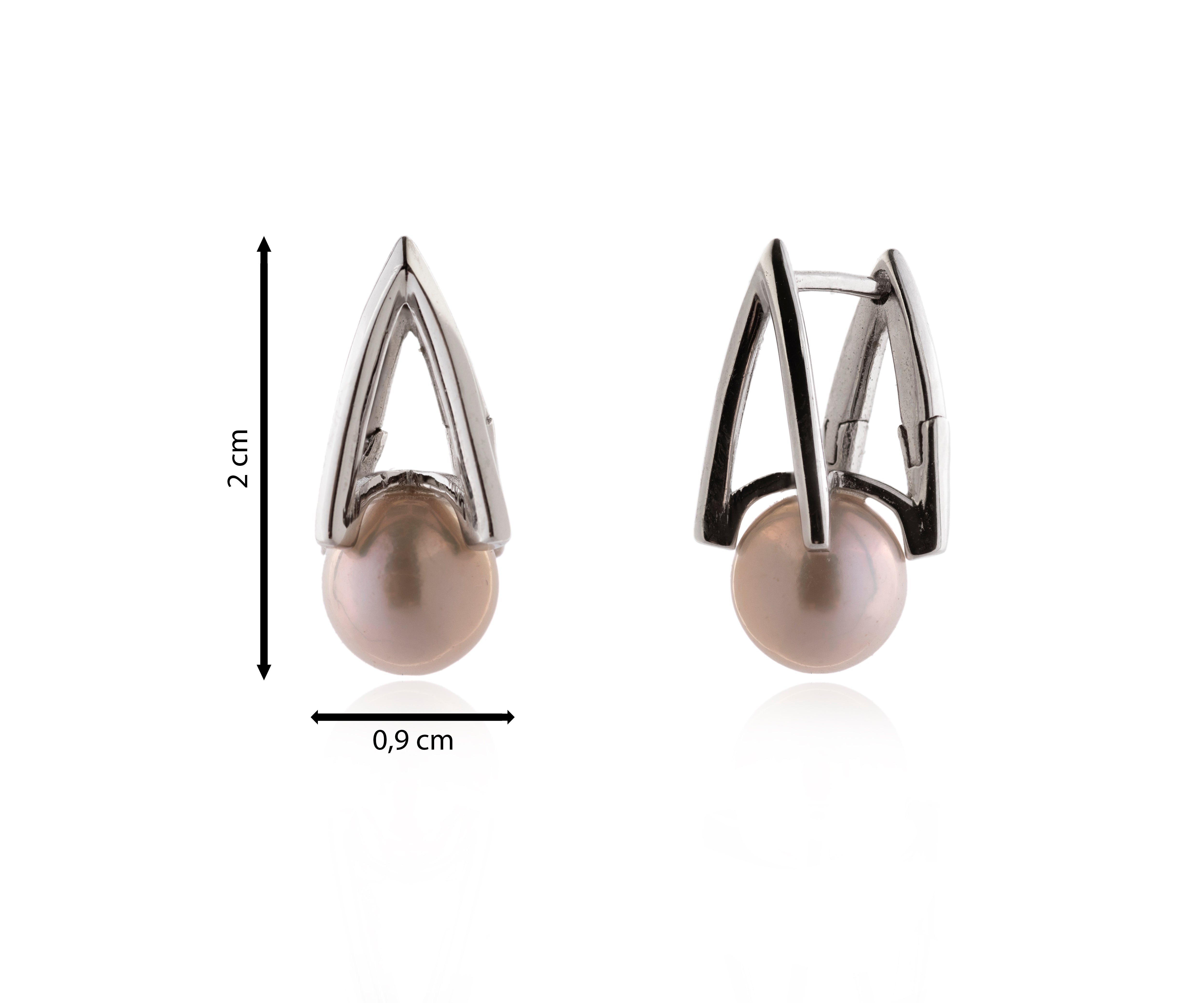 Pendiente plateado de arco triangular con perla cultivada.