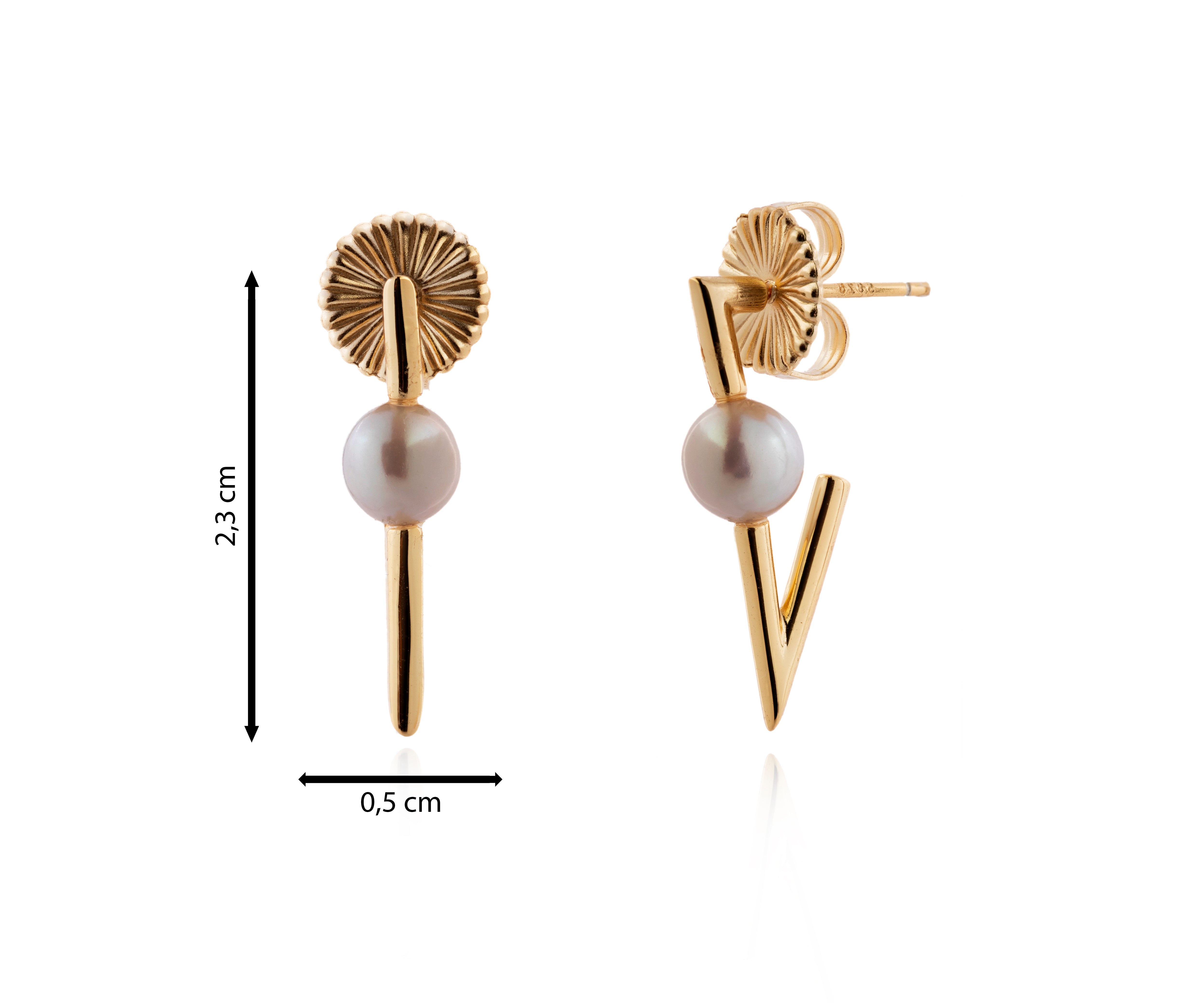 Pendiente dorado en forma de V con perla cultivada.