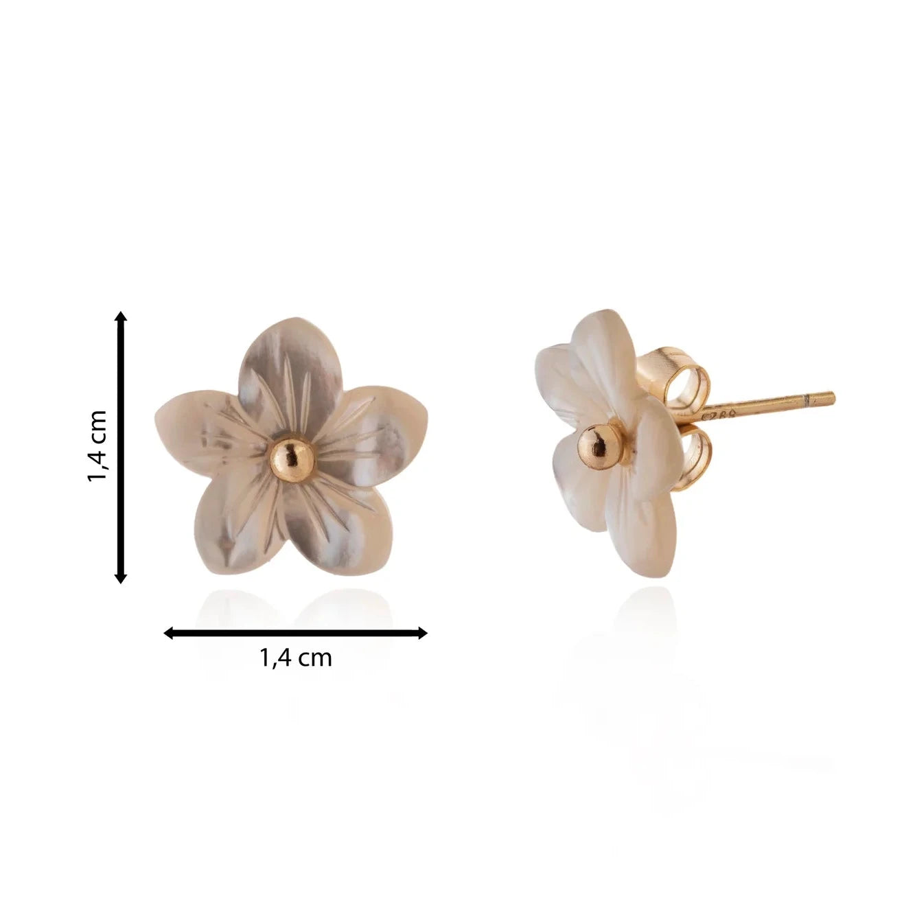 Pendiente de mini flor de nácar tallada con centro dorado.