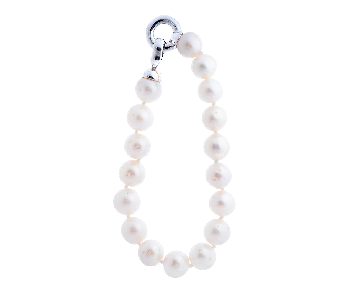 Pulsera de perlas cultivadas con cierre plateado.
